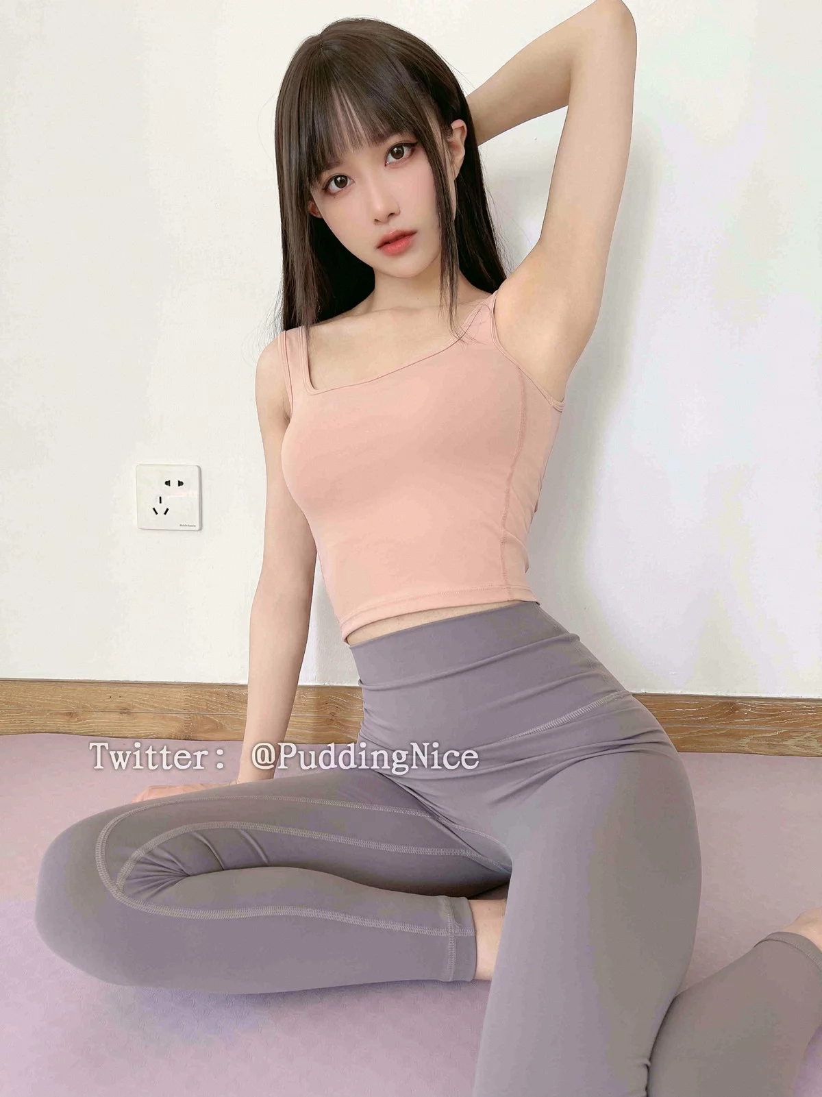 Coser美女布丁大法芋泥麻薯主题性感紧身瑜伽服饰秀完美身材迷人诱惑写真56P