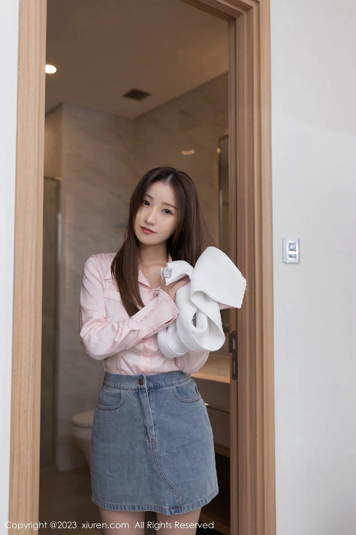 XiuRen第6832_模特杏子Yada性感粉色上衣配牛仔短裙露花色内衣迷人诱惑写真79P