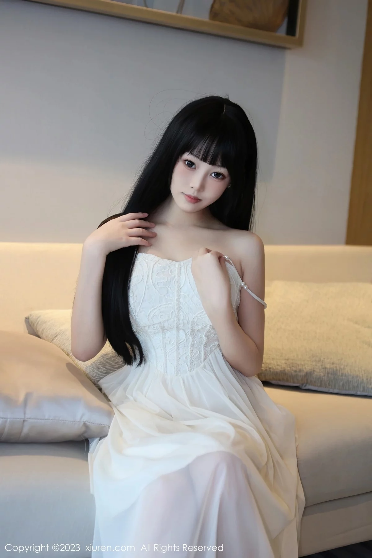 XiuRen第6828期_模特早川京子脱白色吊带连衣裙露粉色内衣配超薄肉丝诱惑写真79P