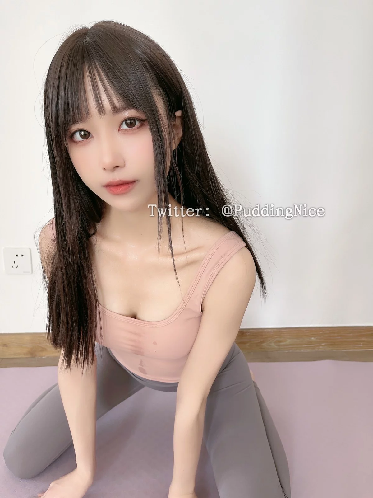 Coser美女布丁大法芋泥麻薯主题性感紧身瑜伽服饰秀完美身材迷人诱惑写真56P