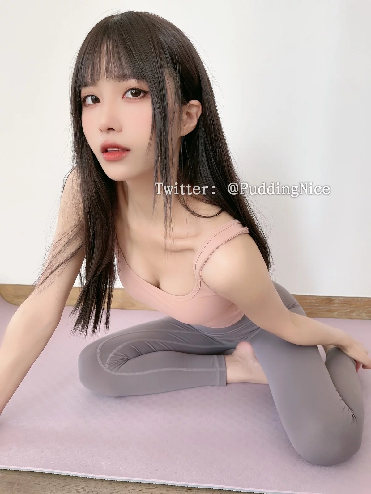 Coser美女布丁大法芋泥麻薯主题性感紧身瑜伽服饰秀完美身材迷人诱惑写真56P
