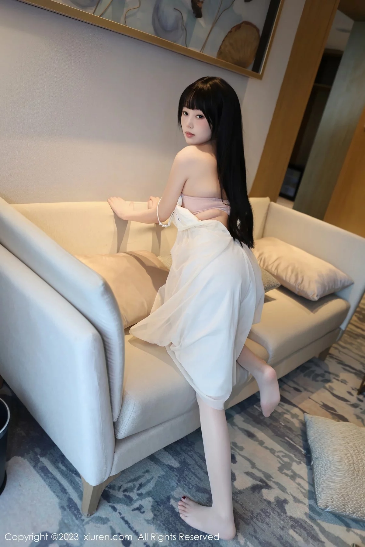 XiuRen第6828期_模特早川京子脱白色吊带连衣裙露粉色内衣配超薄肉丝诱惑写真79P