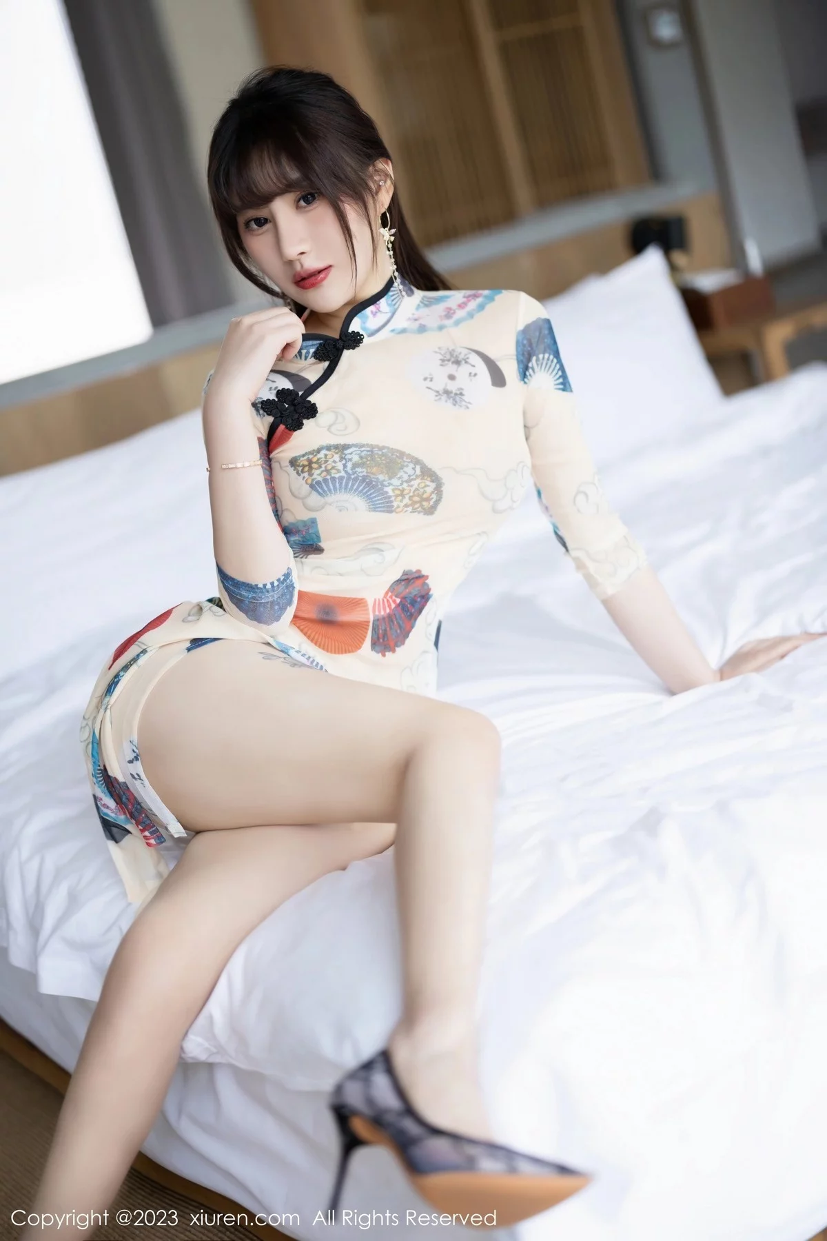 XiuRen第6831_模特张欣欣性感白色图案旗袍+红色薄纱轻透情趣服惹火诱惑写真72P