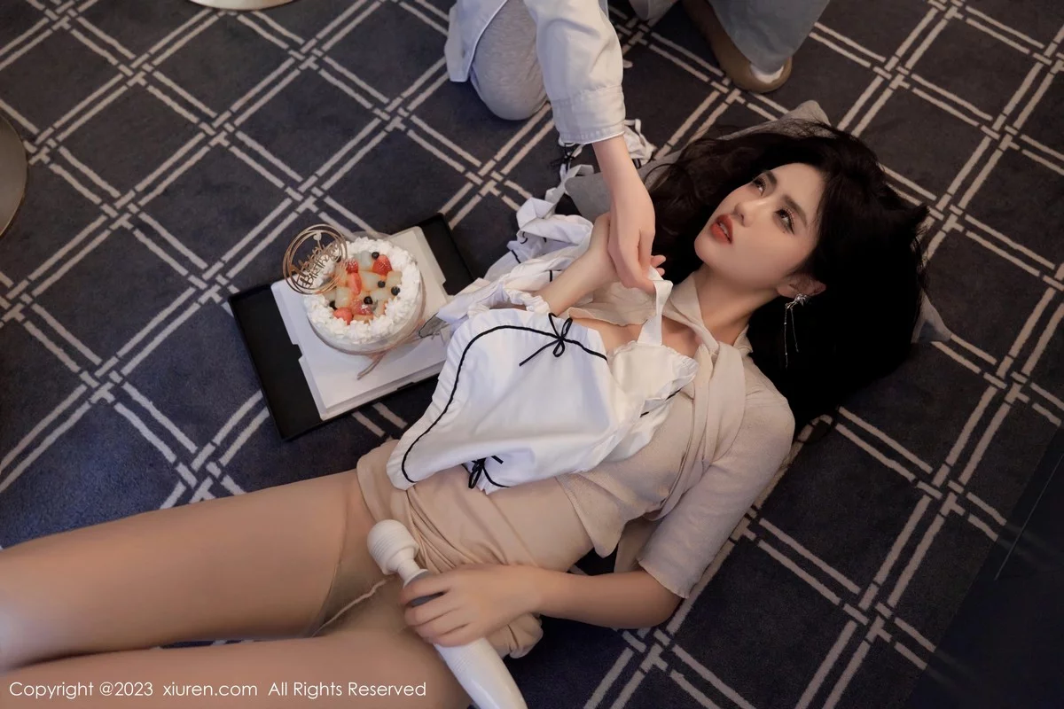 XiuRen第6833_模特浅浅Danny性感白色厨娘服饰真空秀丰腴身姿惹火诱惑写真100P