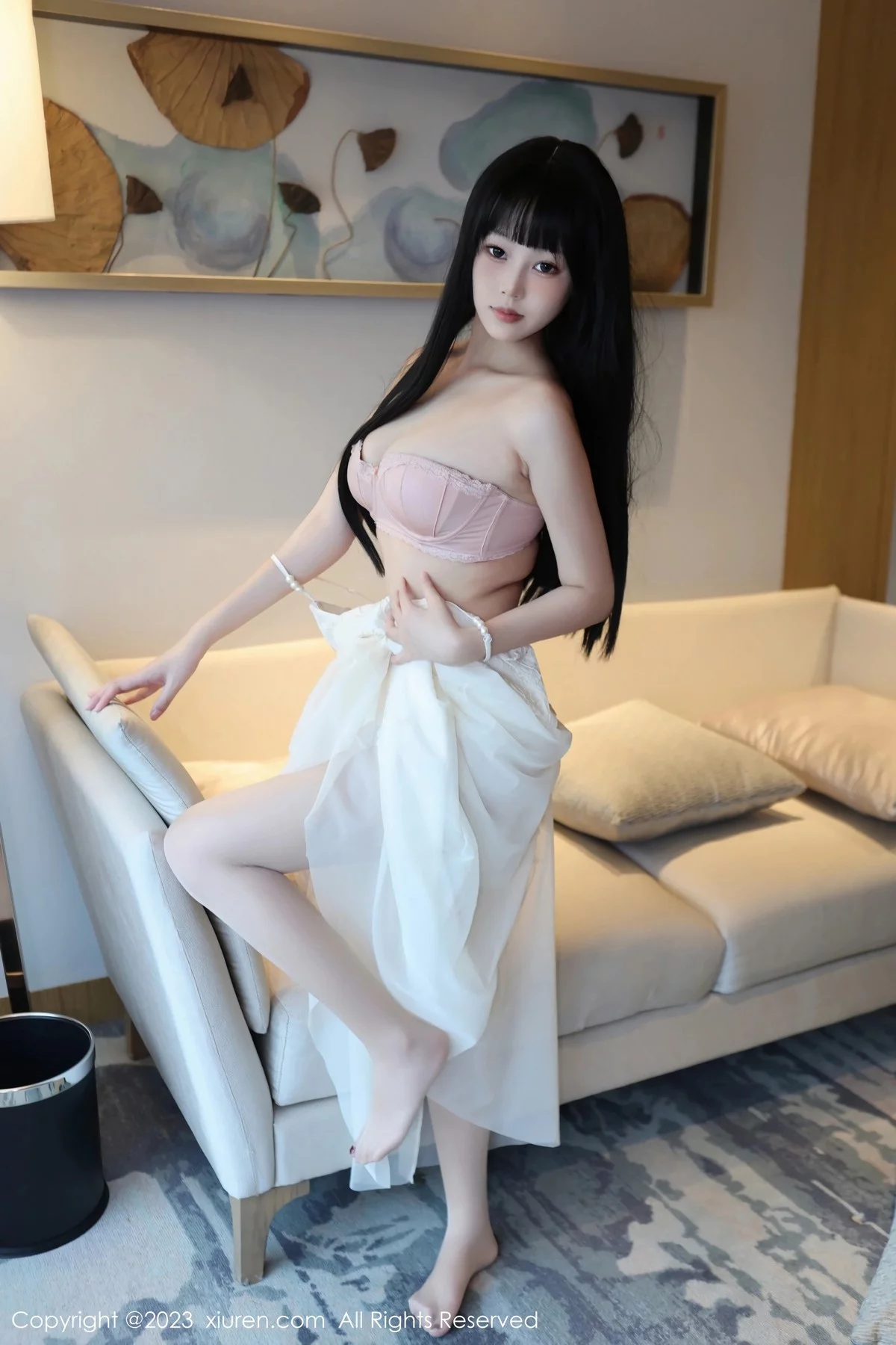 XiuRen第6828期_模特早川京子脱白色吊带连衣裙露粉色内衣配超薄肉丝诱惑写真79P