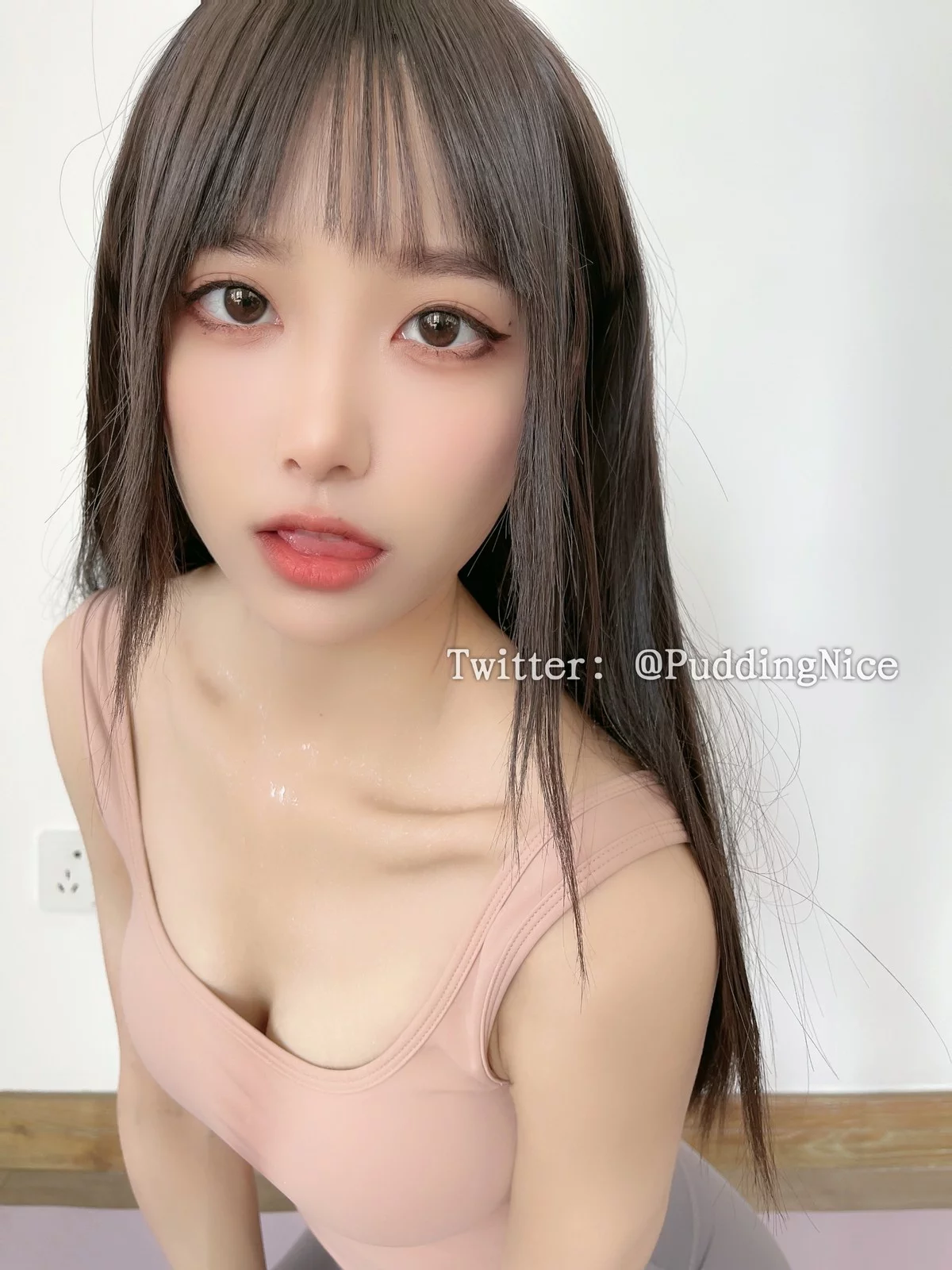 Coser美女布丁大法芋泥麻薯主题性感紧身瑜伽服饰秀完美身材迷人诱惑写真56P
