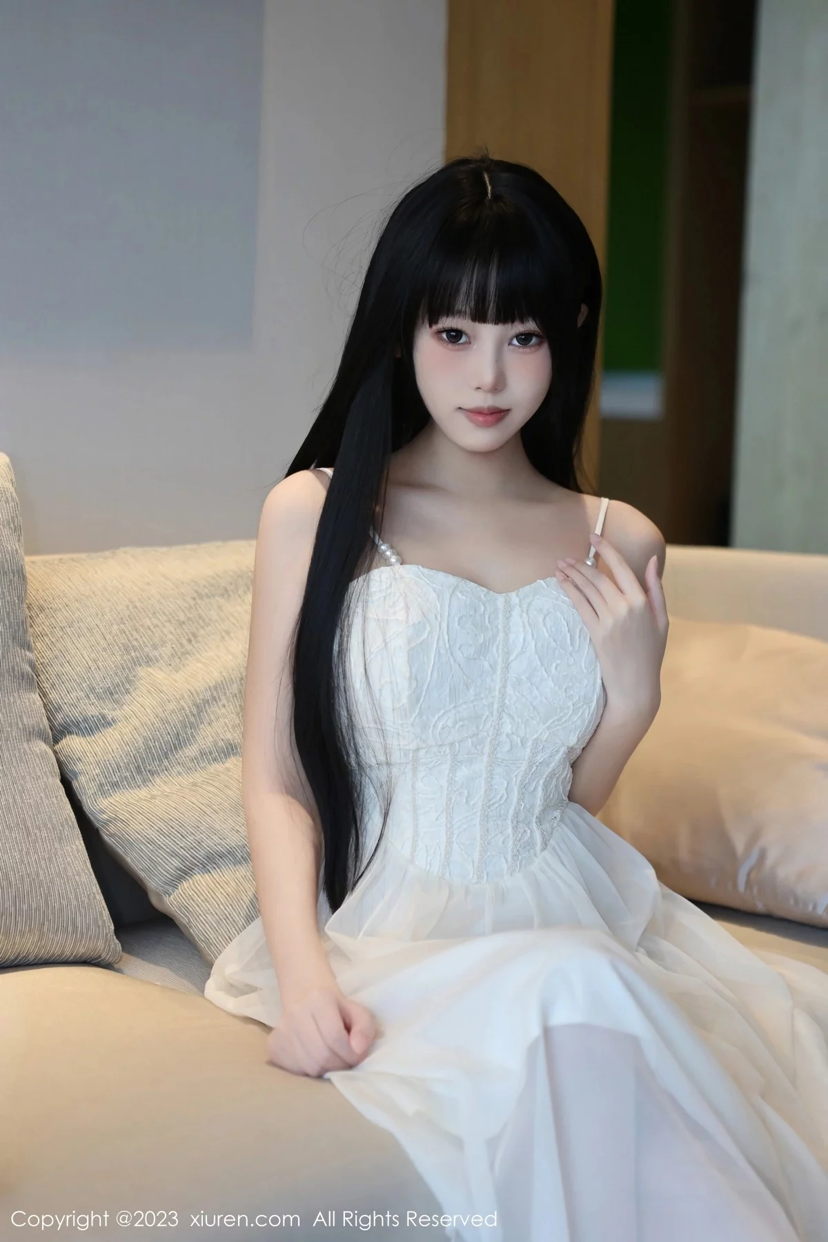 XiuRen第6828期_模特早川京子脱白色吊带连衣裙露粉色内衣配超薄肉丝诱惑写真79P