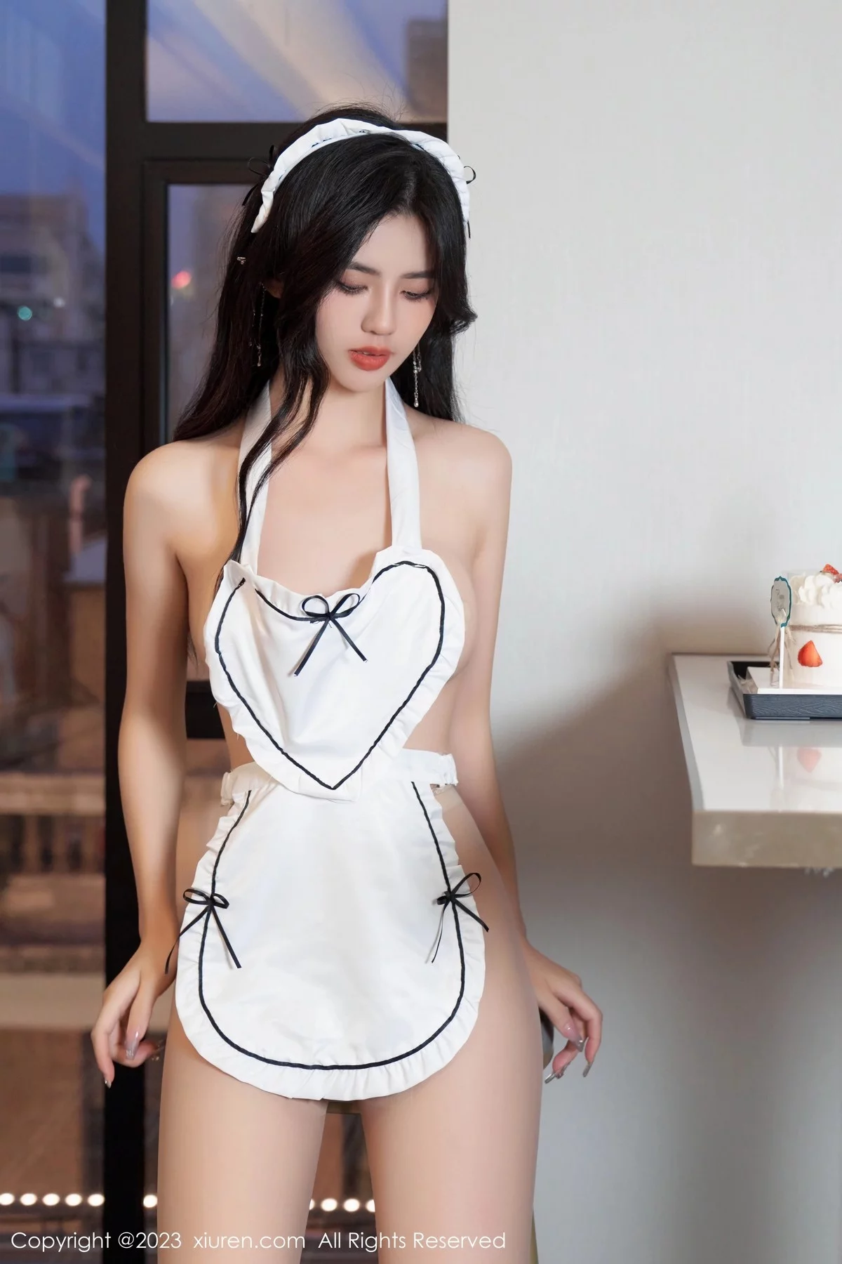 XiuRen第6833_模特浅浅Danny性感白色厨娘服饰真空秀丰腴身姿惹火诱惑写真100P