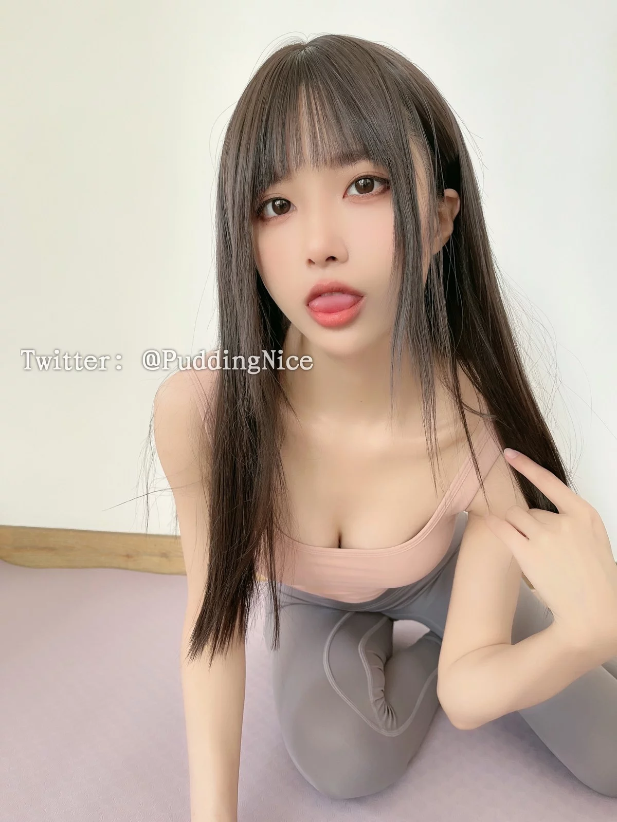 Coser美女布丁大法芋泥麻薯主题性感紧身瑜伽服饰秀完美身材迷人诱惑写真56P