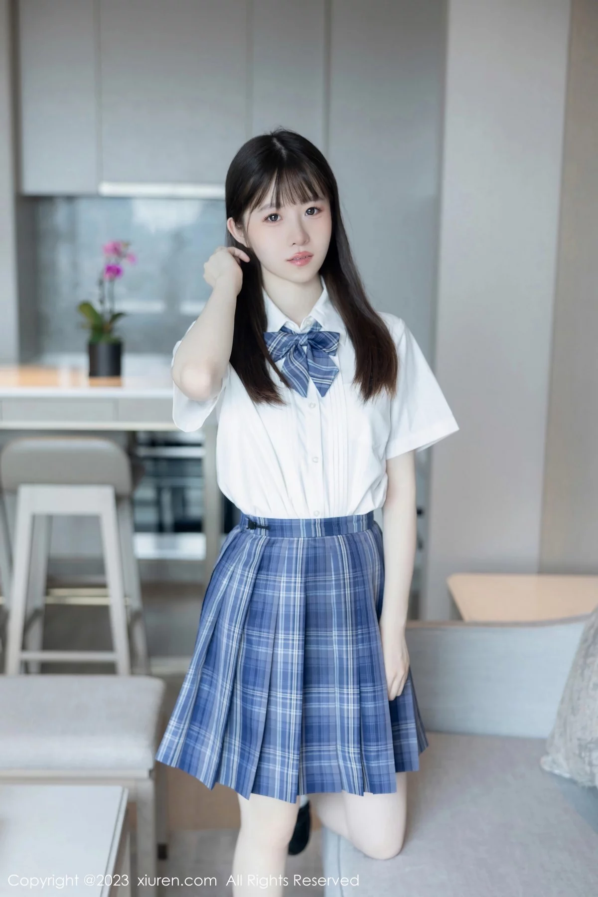 XiuRen第6993期_模特林悠悠白色上衣配格子短裙露浅色内衣秀曼妙身姿诱惑写真103P