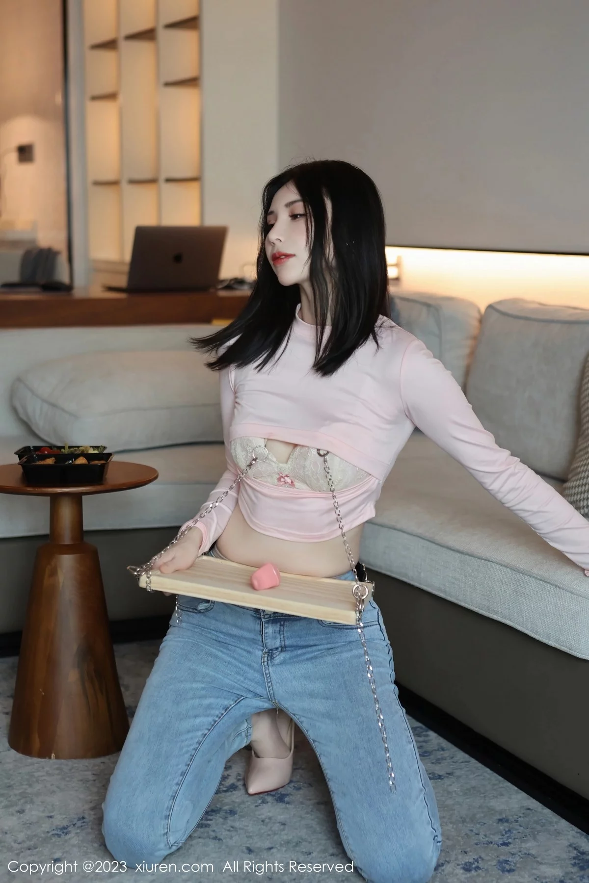 XiuRen第6992期_模特王曼柔粉色衣配牛仔裤露粉色蕾丝内衣秀曼妙身姿诱惑写真82P