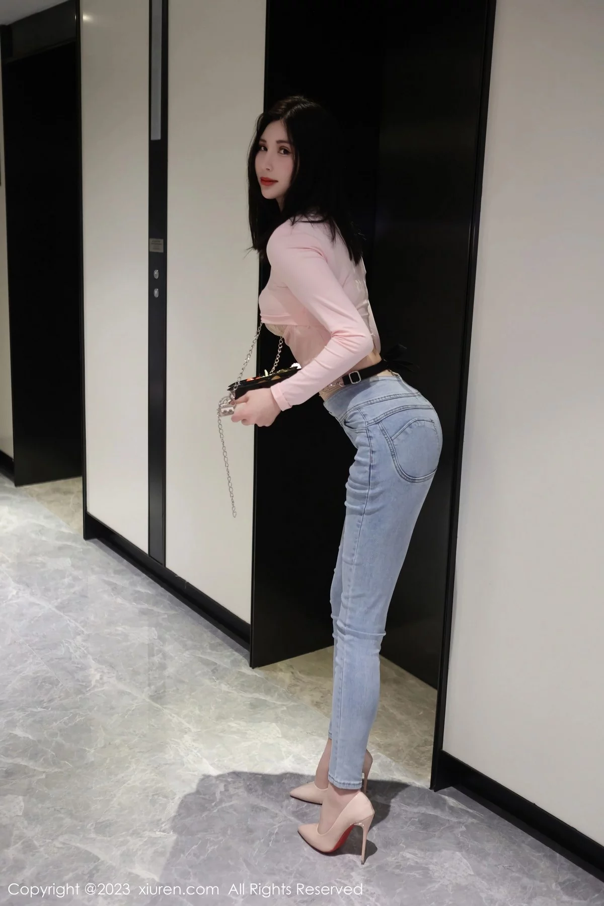 XiuRen第6992期_模特王曼柔粉色衣配牛仔裤露粉色蕾丝内衣秀曼妙身姿诱惑写真82P
