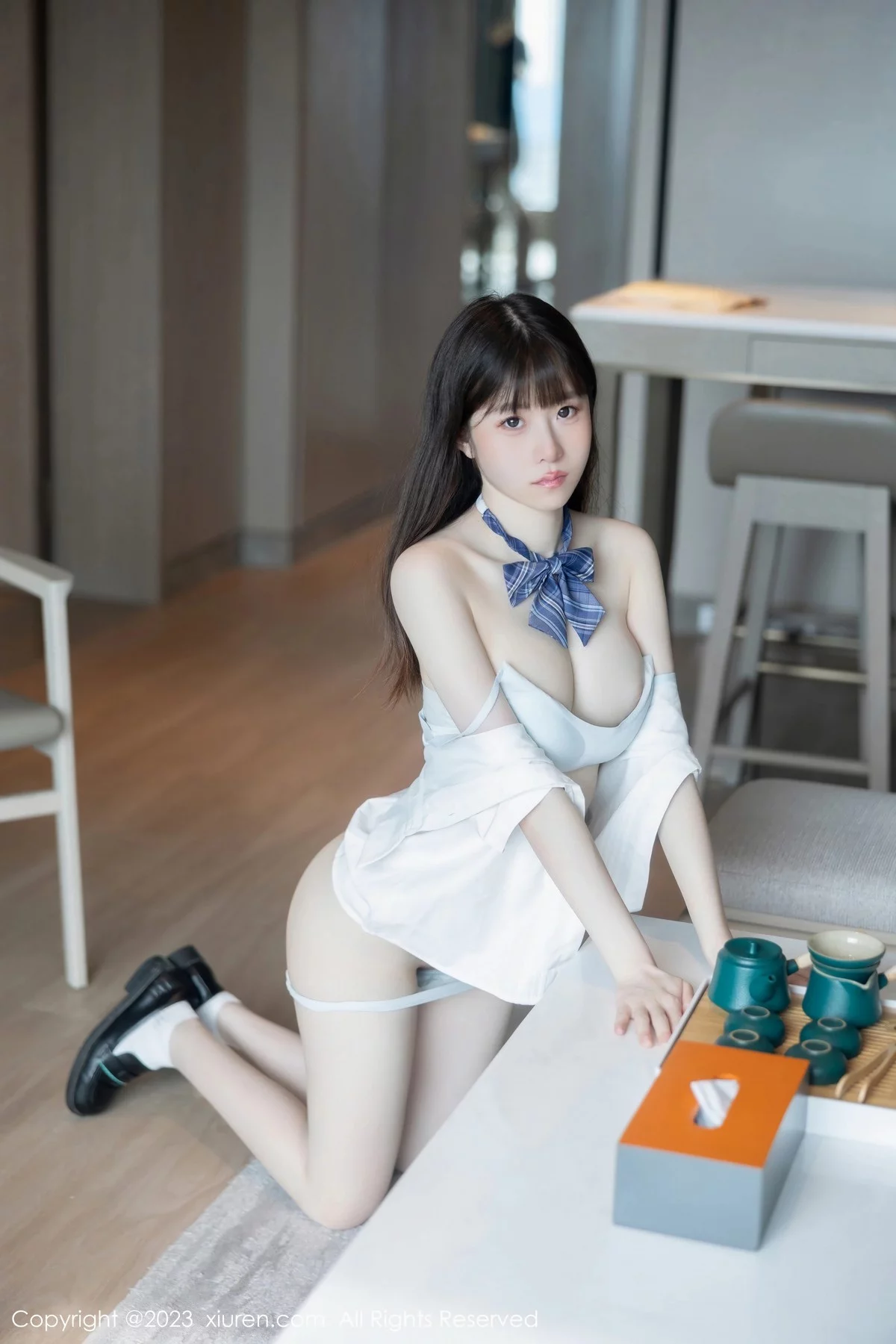 XiuRen第6993期_模特林悠悠白色上衣配格子短裙露浅色内衣秀曼妙身姿诱惑写真103P