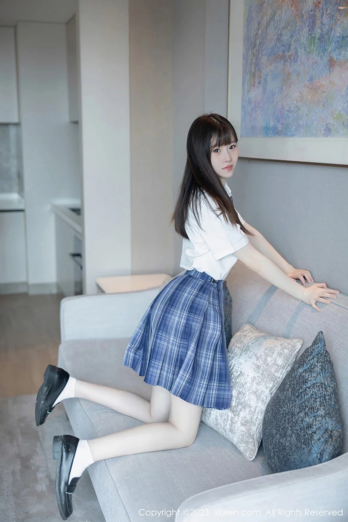 XiuRen第6993期_模特林悠悠白色上衣配格子短裙露浅色内衣秀曼妙身姿诱惑写真103P