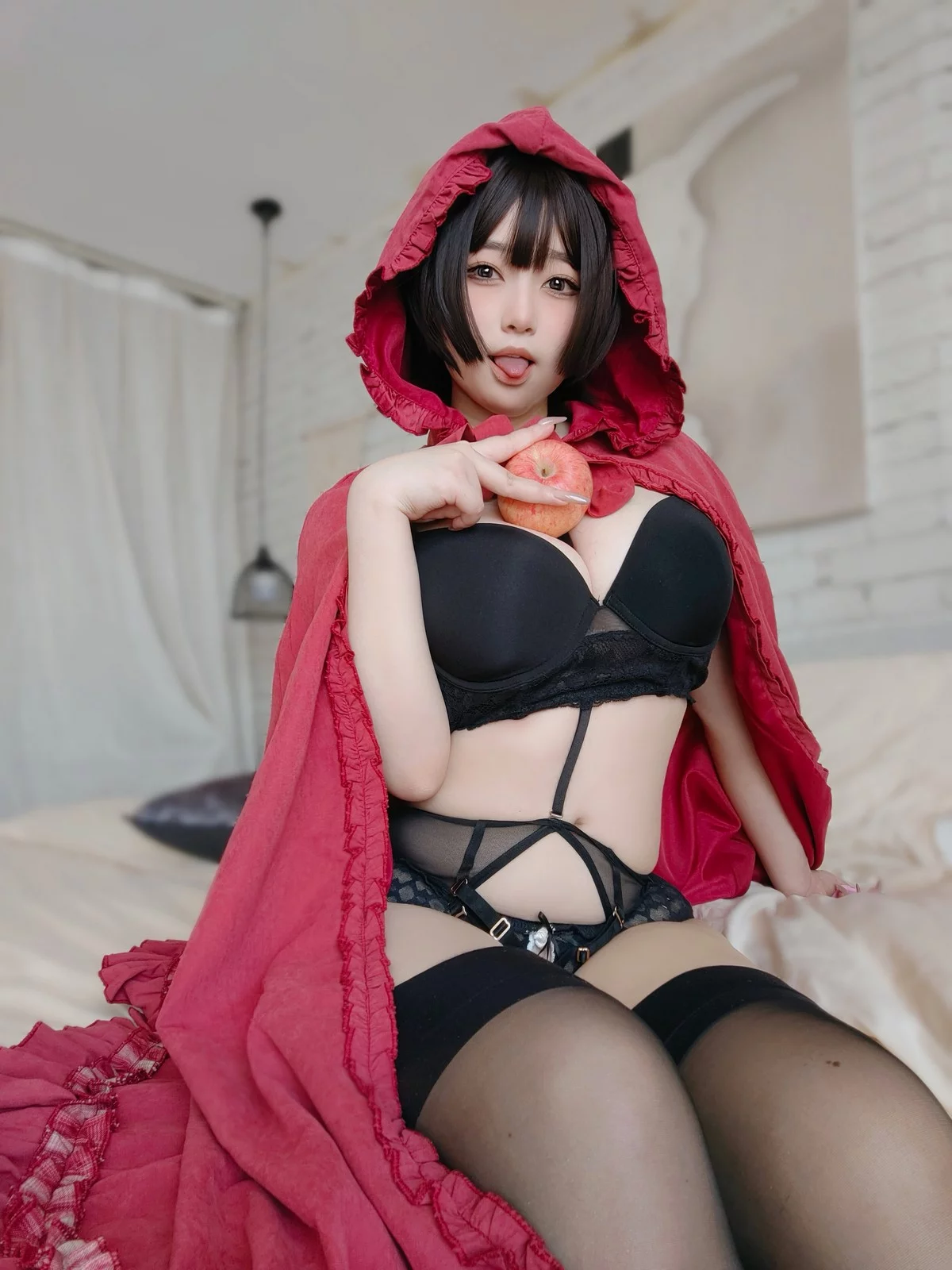 Coser妹子女主K小红帽和红苹果主题私房性感黑色内衣配黑丝吊袜完美诱惑写真86P