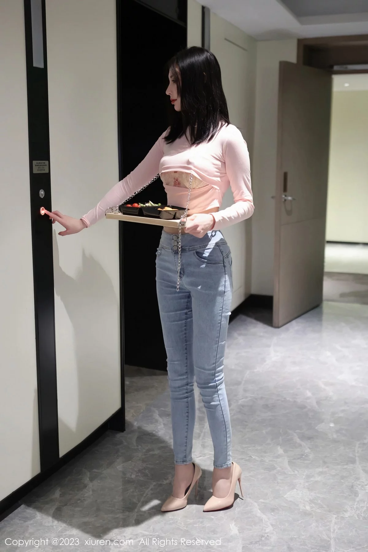 XiuRen第6992期_模特王曼柔粉色衣配牛仔裤露粉色蕾丝内衣秀曼妙身姿诱惑写真82P