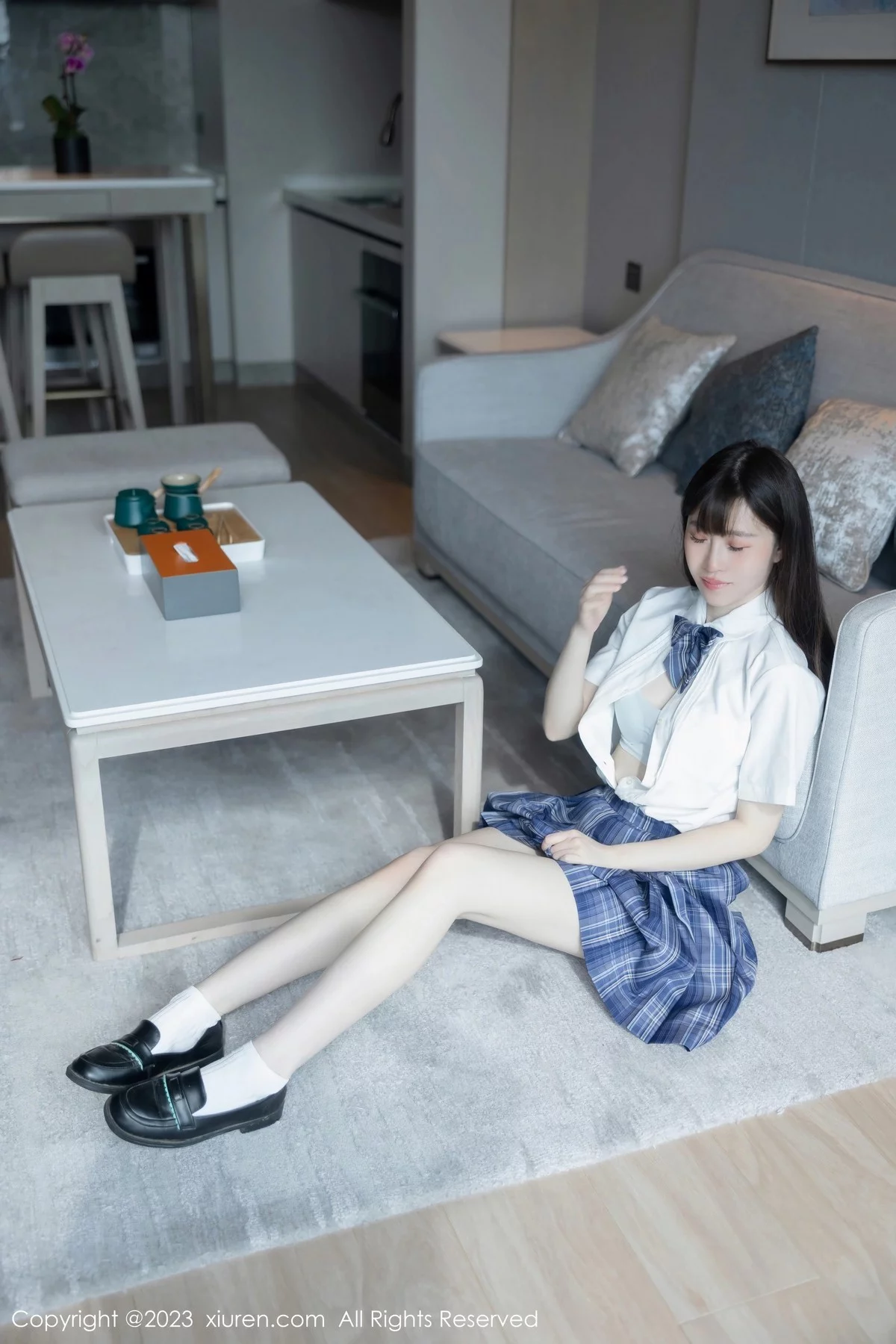 XiuRen第6993期_模特林悠悠白色上衣配格子短裙露浅色内衣秀曼妙身姿诱惑写真103P
