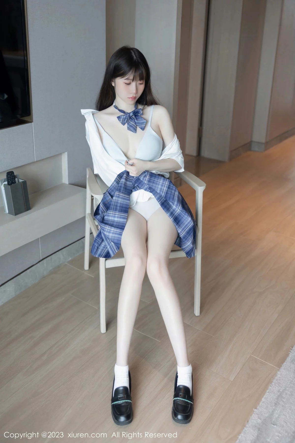 XiuRen第6993期_模特林悠悠白色上衣配格子短裙露浅色内衣秀曼妙身姿诱惑写真103P
