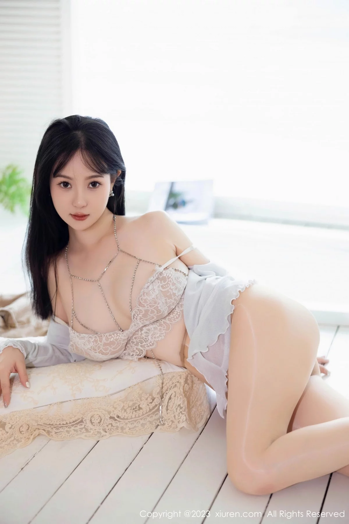 XiuRen第6995期_模特柚琪Rich性格白色蕾丝内衣配超薄肉丝秀曼妙身姿诱惑写真80P