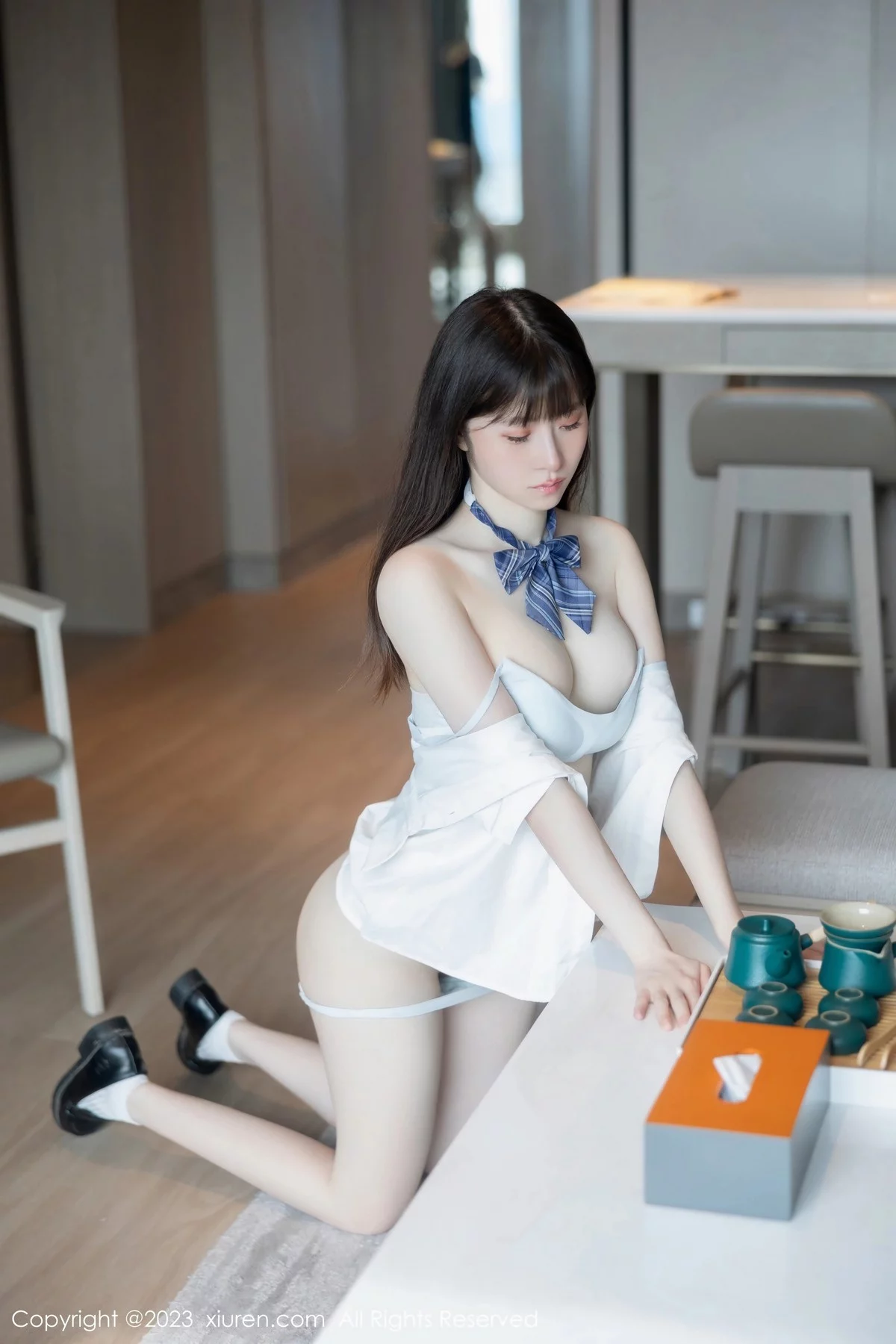 XiuRen第6993期_模特林悠悠白色上衣配格子短裙露浅色内衣秀曼妙身姿诱惑写真103P