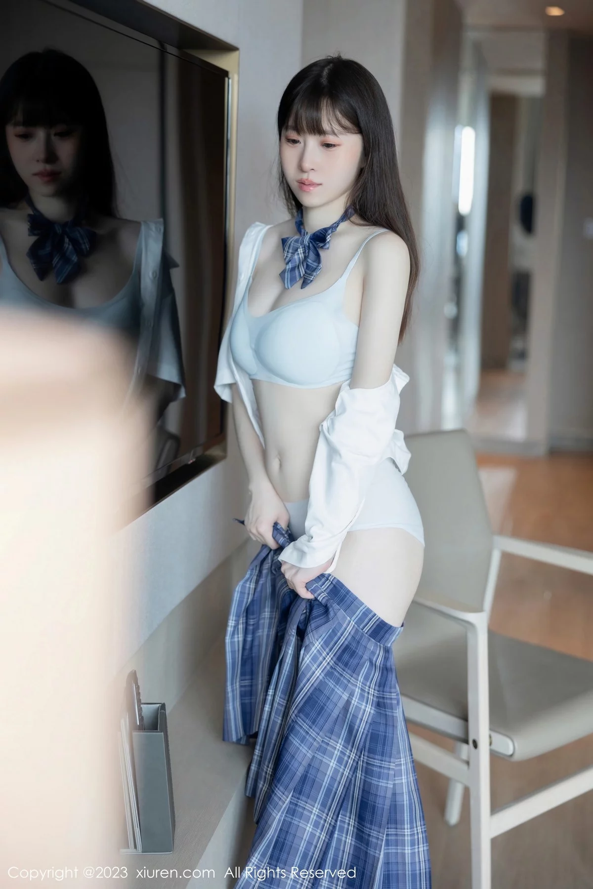 XiuRen第6993期_模特林悠悠白色上衣配格子短裙露浅色内衣秀曼妙身姿诱惑写真103P