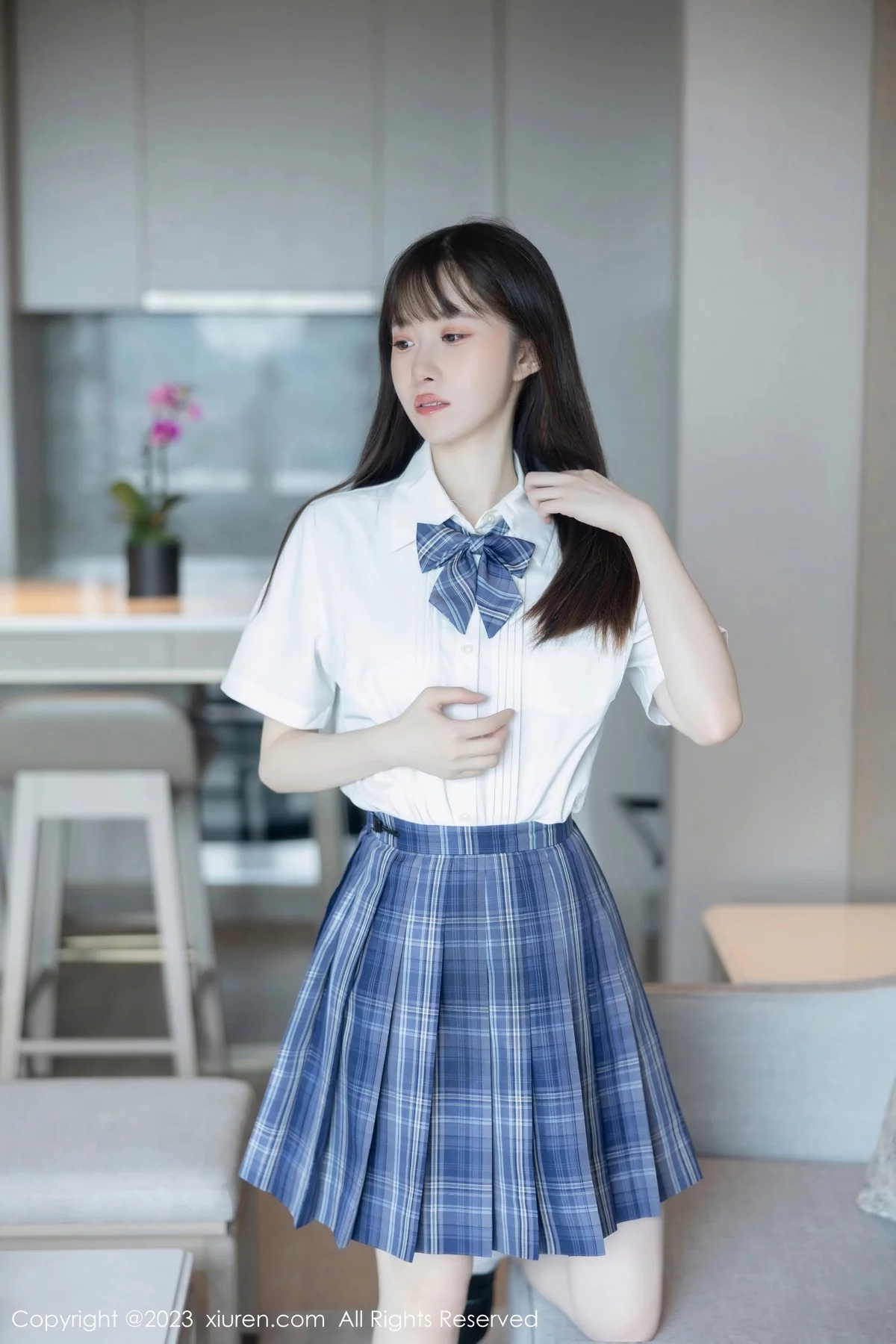 XiuRen第6993期_模特林悠悠白色上衣配格子短裙露浅色内衣秀曼妙身姿诱惑写真103P