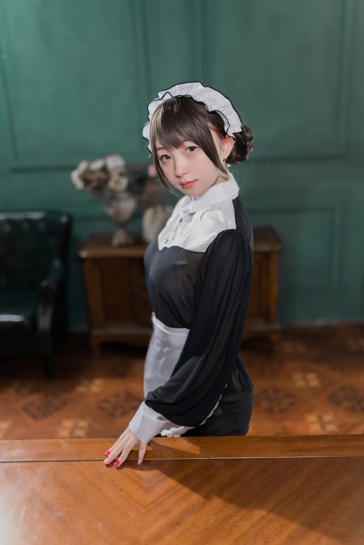 网络美女花铃黑丝透明短裙女仆主题性感女仆装半撩露蕾丝内裤秀翘臀诱惑写真66P