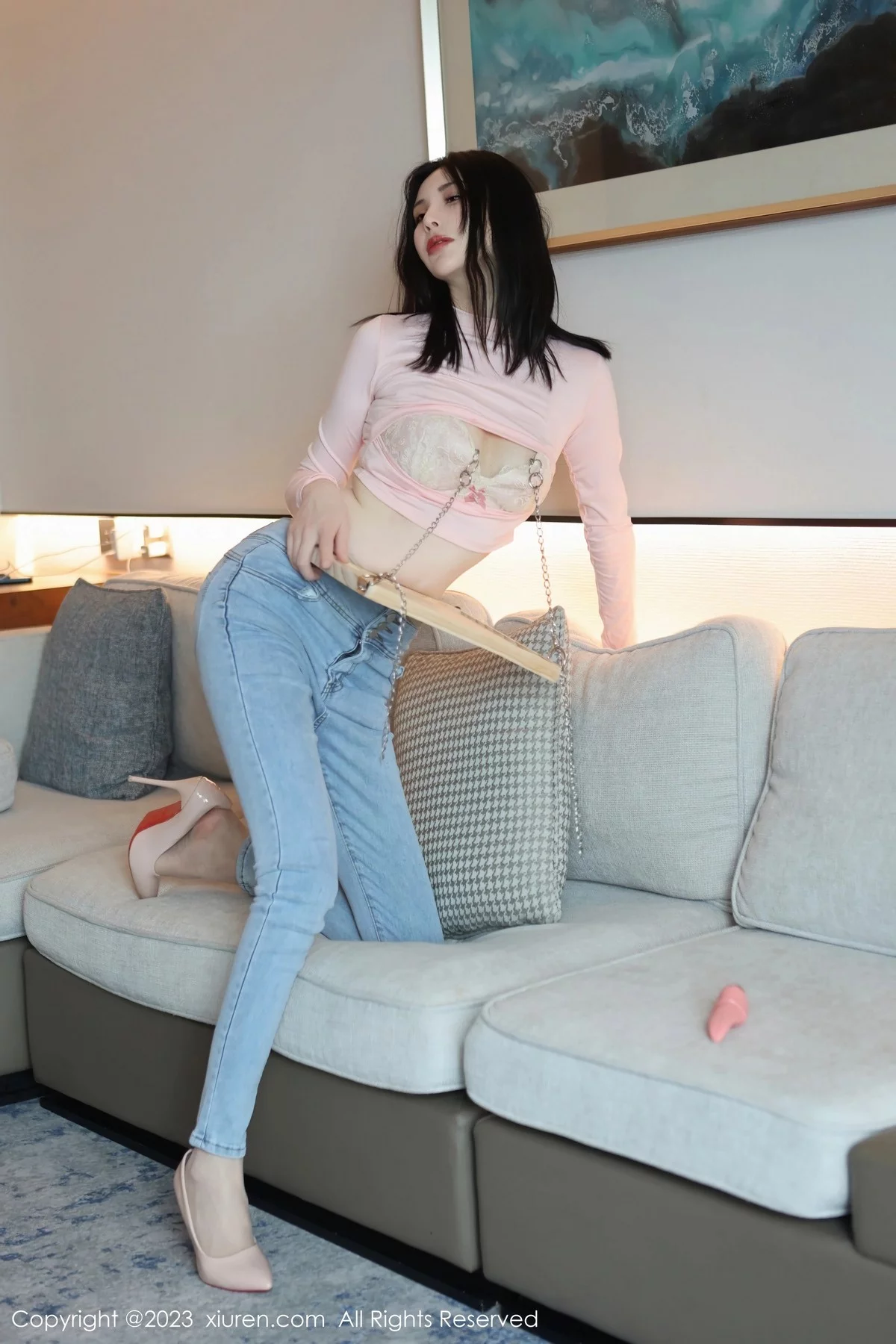 XiuRen第6992期_模特王曼柔粉色衣配牛仔裤露粉色蕾丝内衣秀曼妙身姿诱惑写真82P