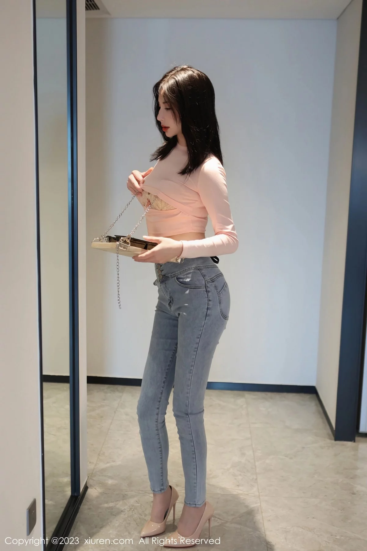 XiuRen第6992期_模特王曼柔粉色衣配牛仔裤露粉色蕾丝内衣秀曼妙身姿诱惑写真82P
