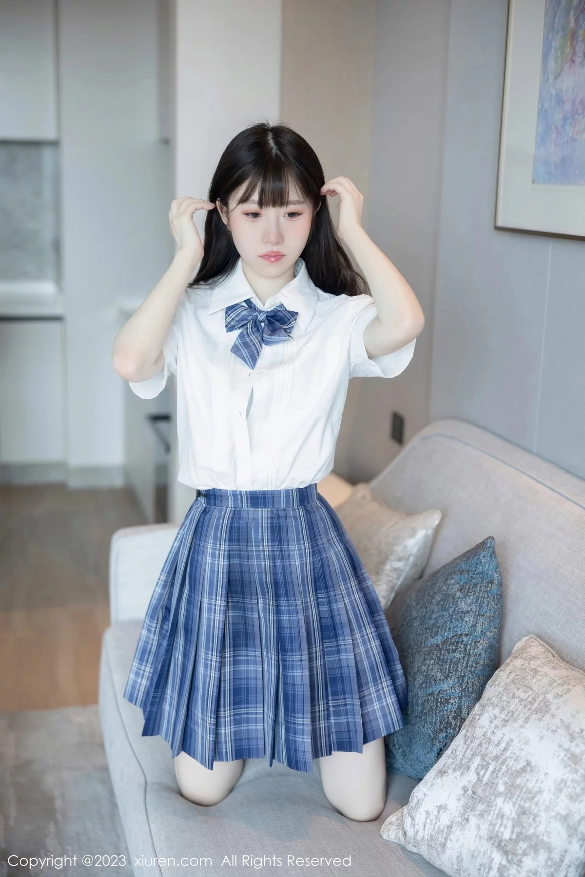 XiuRen第6993期_模特林悠悠白色上衣配格子短裙露浅色内衣秀曼妙身姿诱惑写真103P