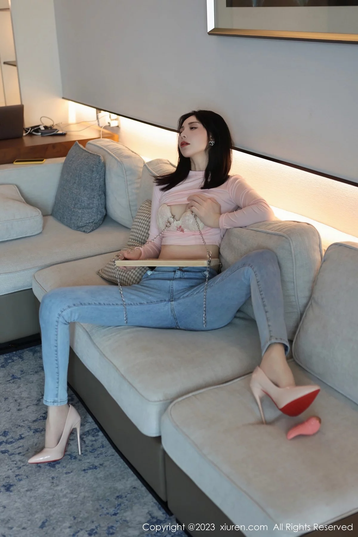 XiuRen第6992期_模特王曼柔粉色衣配牛仔裤露粉色蕾丝内衣秀曼妙身姿诱惑写真82P
