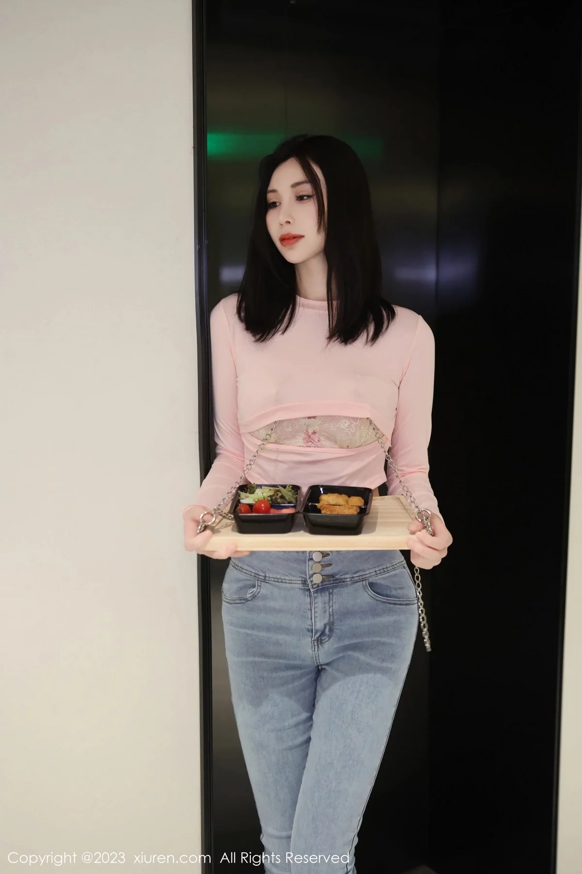 XiuRen第6992期_模特王曼柔粉色衣配牛仔裤露粉色蕾丝内衣秀曼妙身姿诱惑写真82P