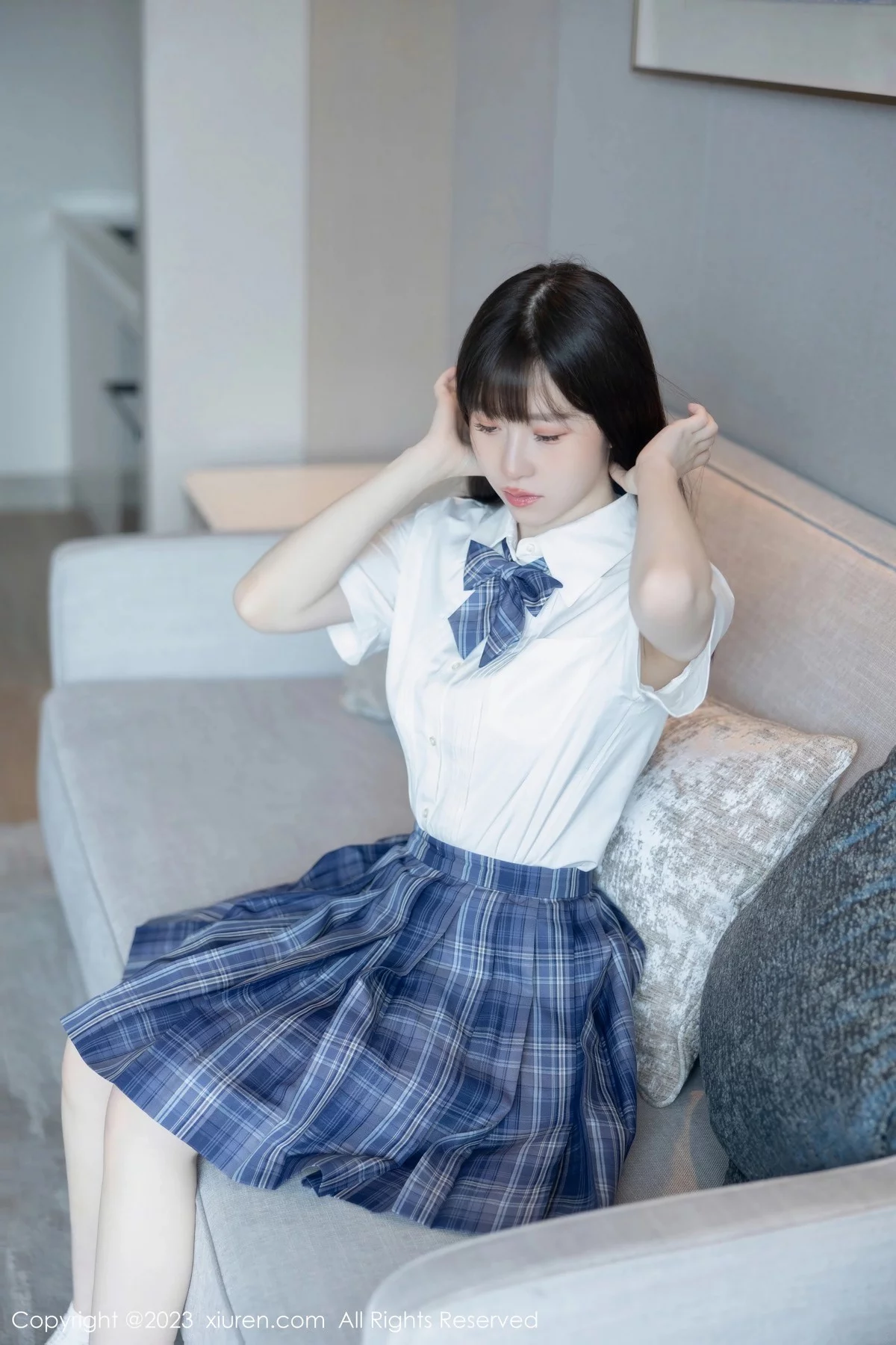 XiuRen第6993期_模特林悠悠白色上衣配格子短裙露浅色内衣秀曼妙身姿诱惑写真103P