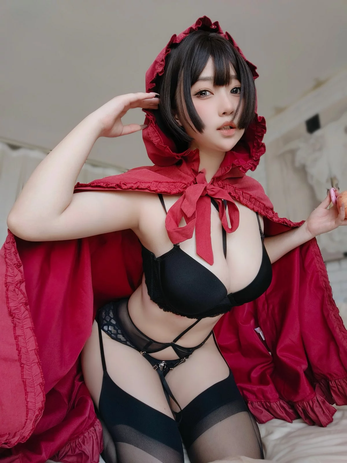 Coser妹子女主K小红帽和红苹果主题私房性感黑色内衣配黑丝吊袜完美诱惑写真86P