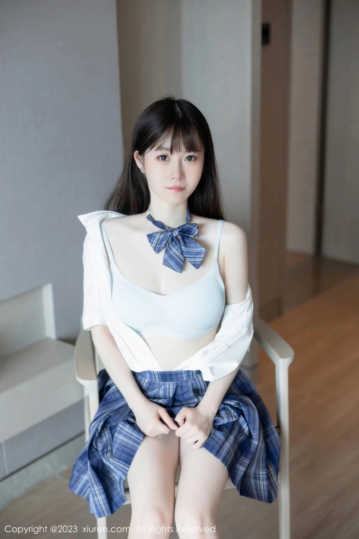 XiuRen第6993期_模特林悠悠白色上衣配格子短裙露浅色内衣秀曼妙身姿诱惑写真103P