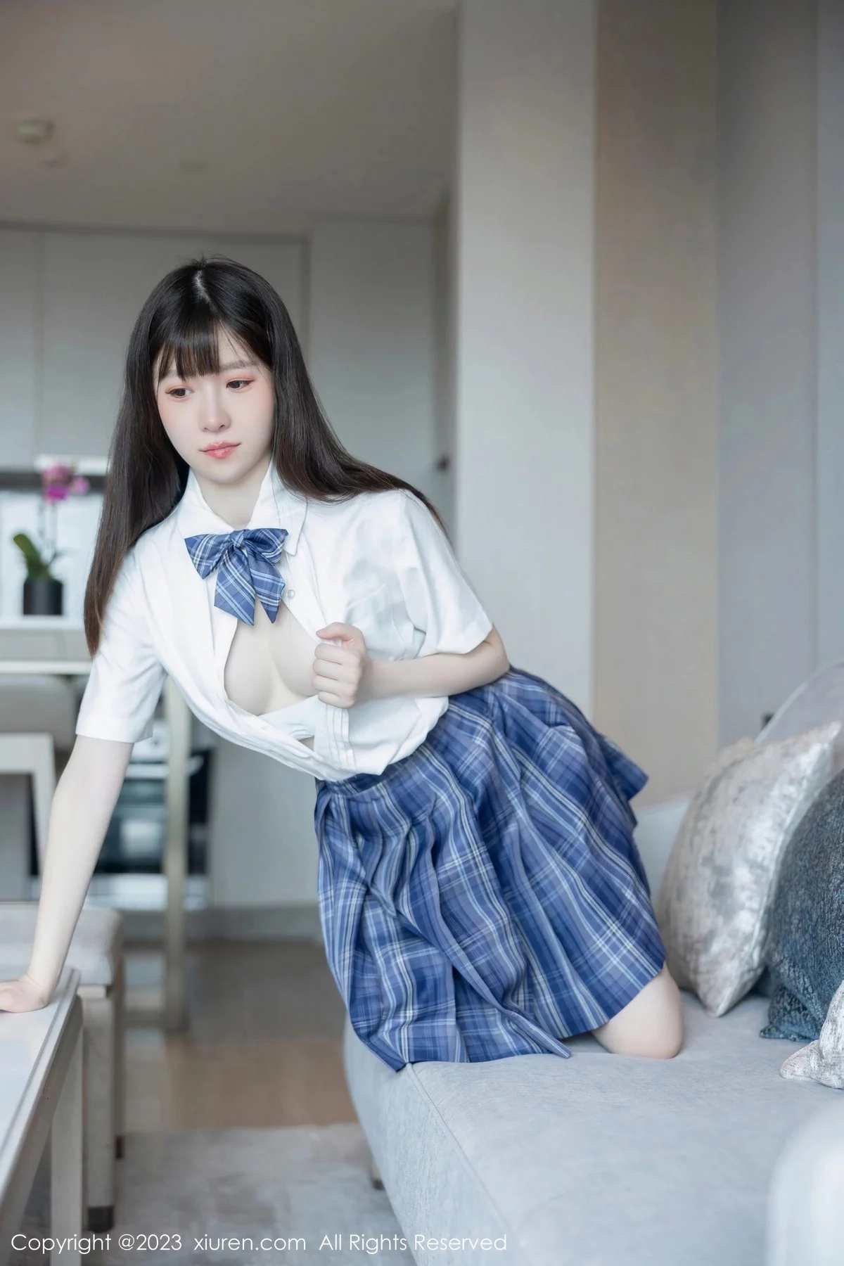 XiuRen第6993期_模特林悠悠白色上衣配格子短裙露浅色内衣秀曼妙身姿诱惑写真103P