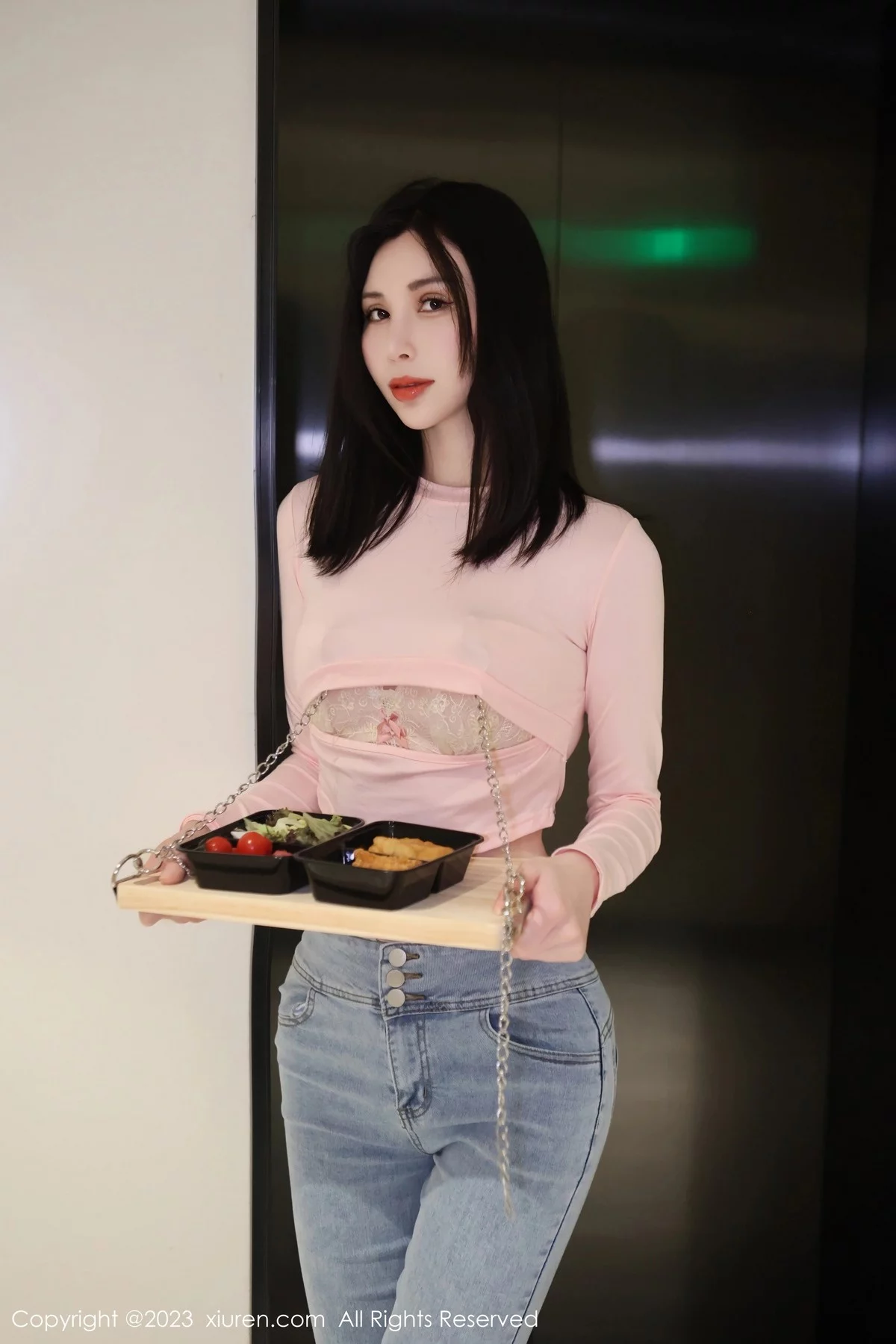 XiuRen第6992期_模特王曼柔粉色衣配牛仔裤露粉色蕾丝内衣秀曼妙身姿诱惑写真82P