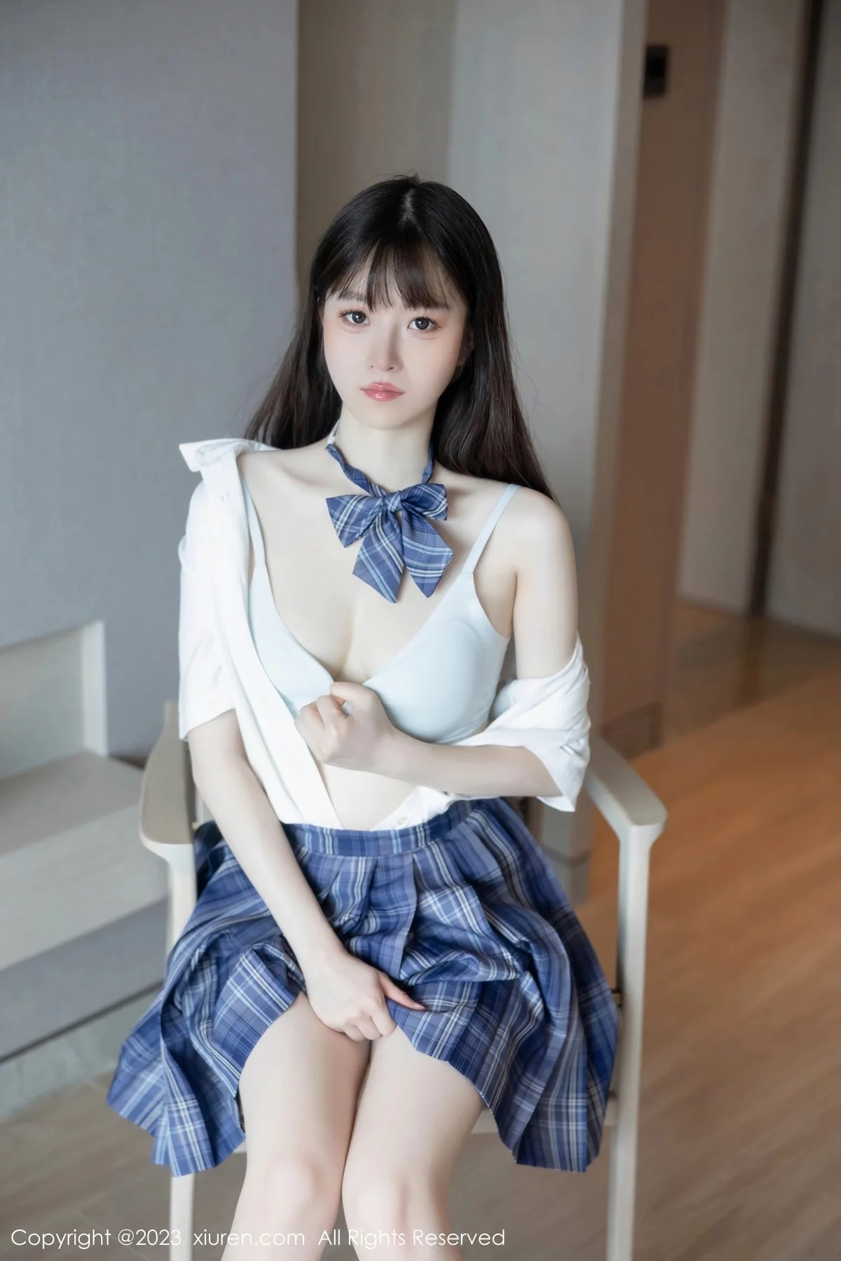 XiuRen第6993期_模特林悠悠白色上衣配格子短裙露浅色内衣秀曼妙身姿诱惑写真103P