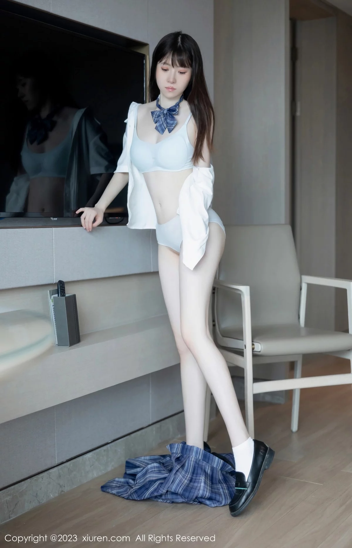 XiuRen第6993期_模特林悠悠白色上衣配格子短裙露浅色内衣秀曼妙身姿诱惑写真103P