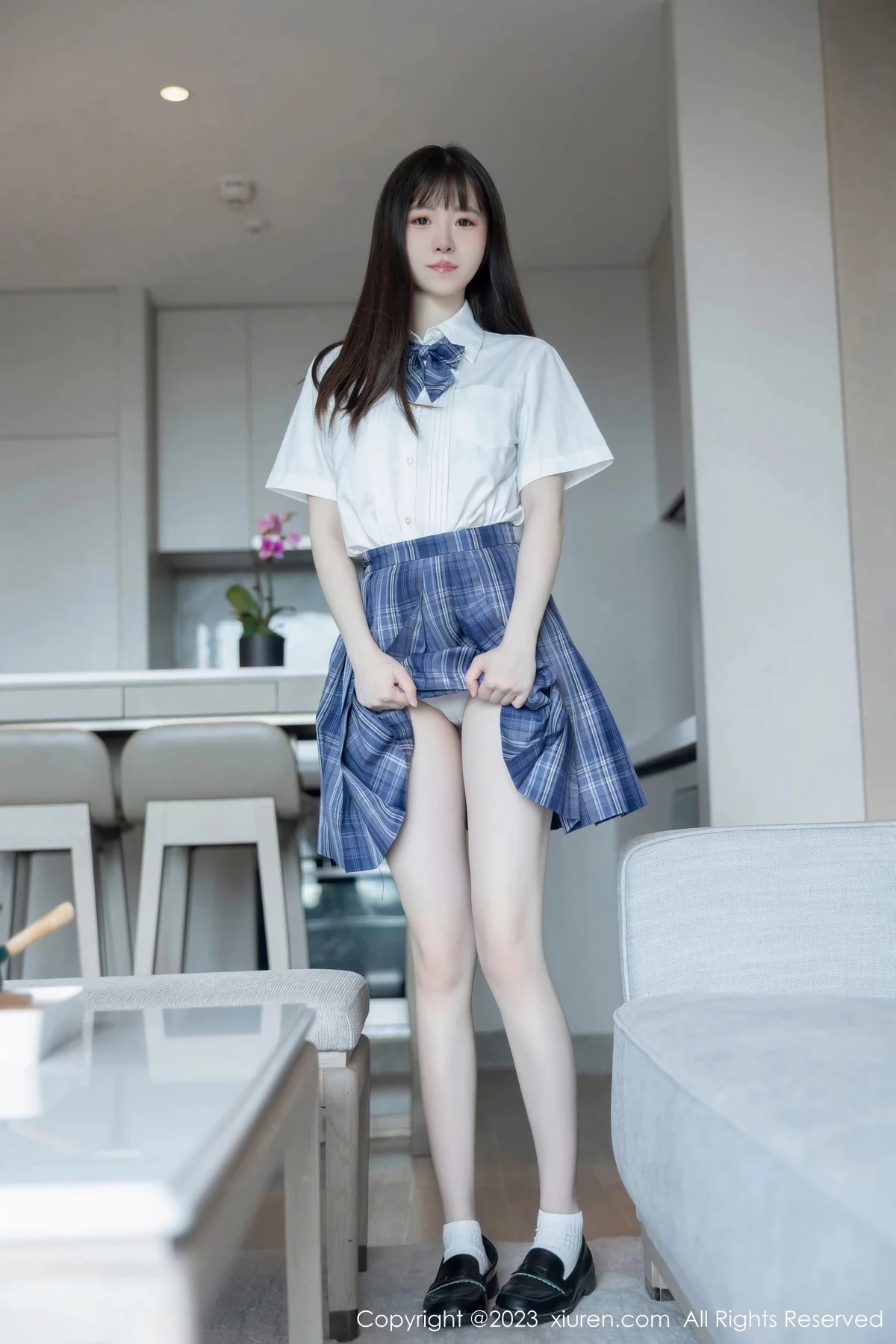 XiuRen第6993期_模特林悠悠白色上衣配格子短裙露浅色内衣秀曼妙身姿诱惑写真103P