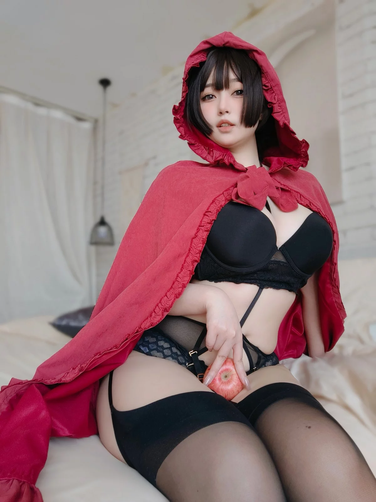 Coser妹子女主K小红帽和红苹果主题私房性感黑色内衣配黑丝吊袜完美诱惑写真86P