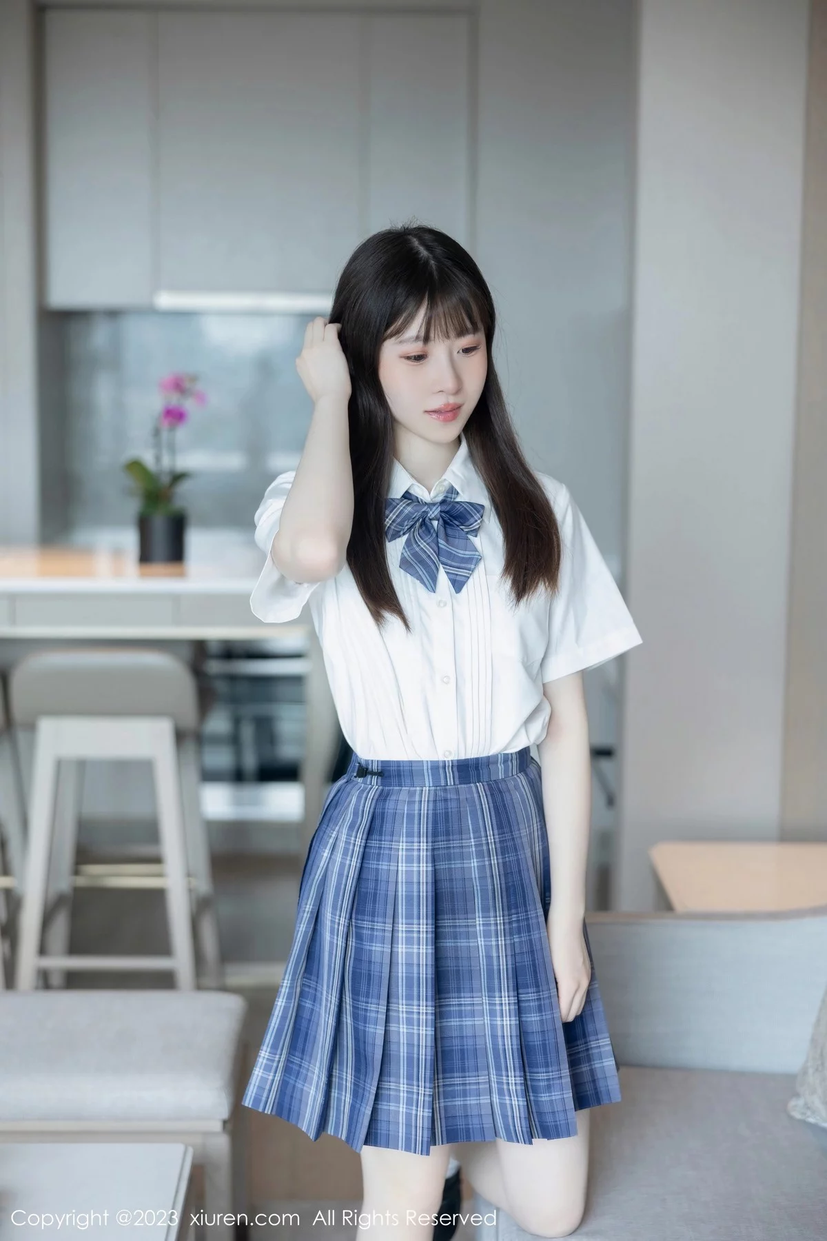 XiuRen第6993期_模特林悠悠白色上衣配格子短裙露浅色内衣秀曼妙身姿诱惑写真103P