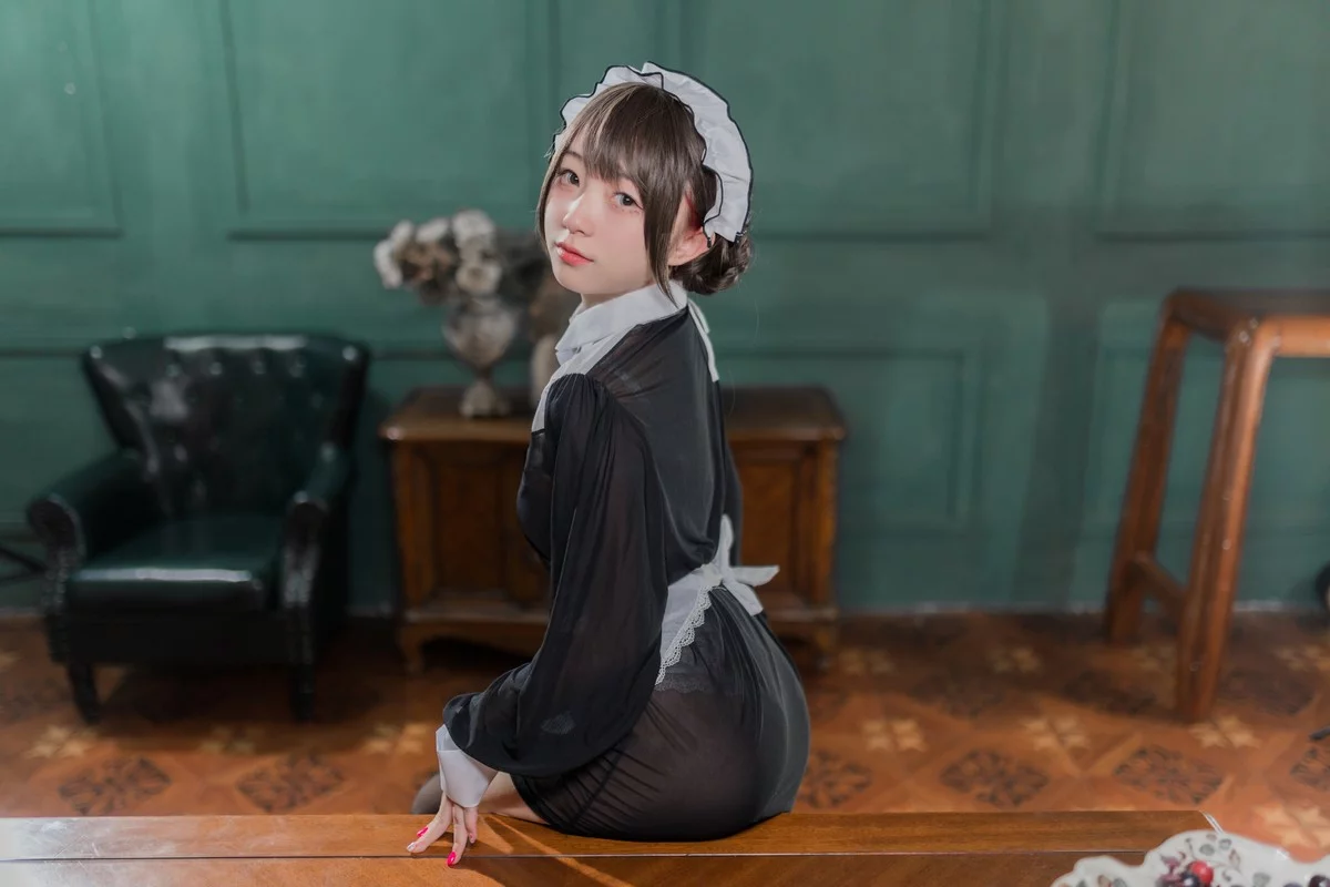 网络美女花铃黑丝透明短裙女仆主题性感女仆装半撩露蕾丝内裤秀翘臀诱惑写真66P