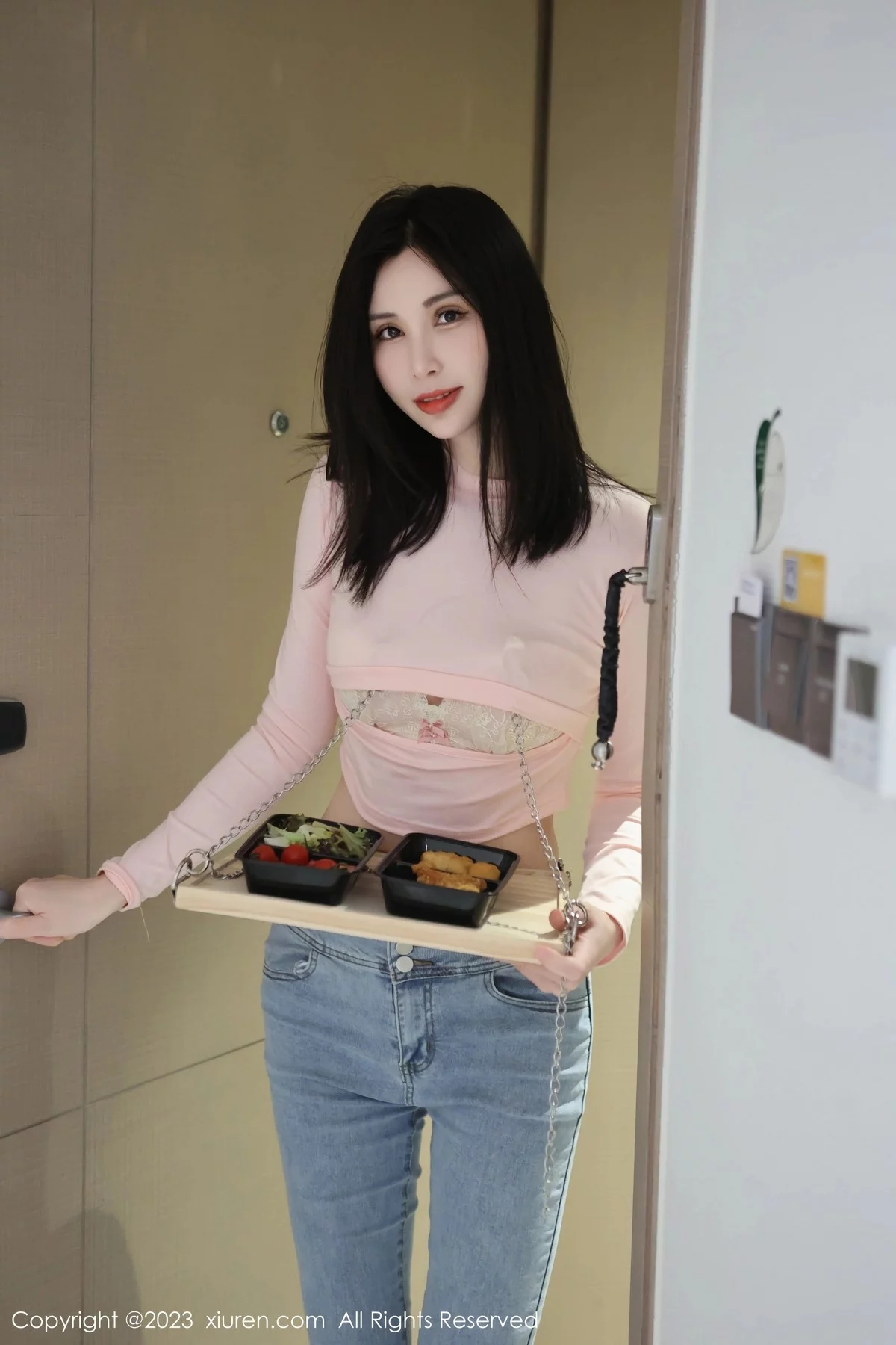 XiuRen第6992期_模特王曼柔粉色衣配牛仔裤露粉色蕾丝内衣秀曼妙身姿诱惑写真82P