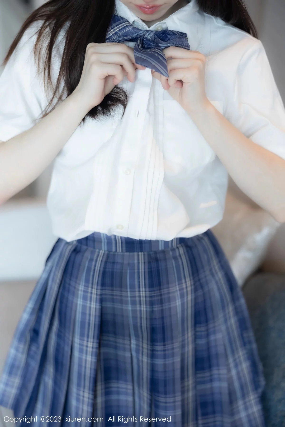XiuRen第6993期_模特林悠悠白色上衣配格子短裙露浅色内衣秀曼妙身姿诱惑写真103P