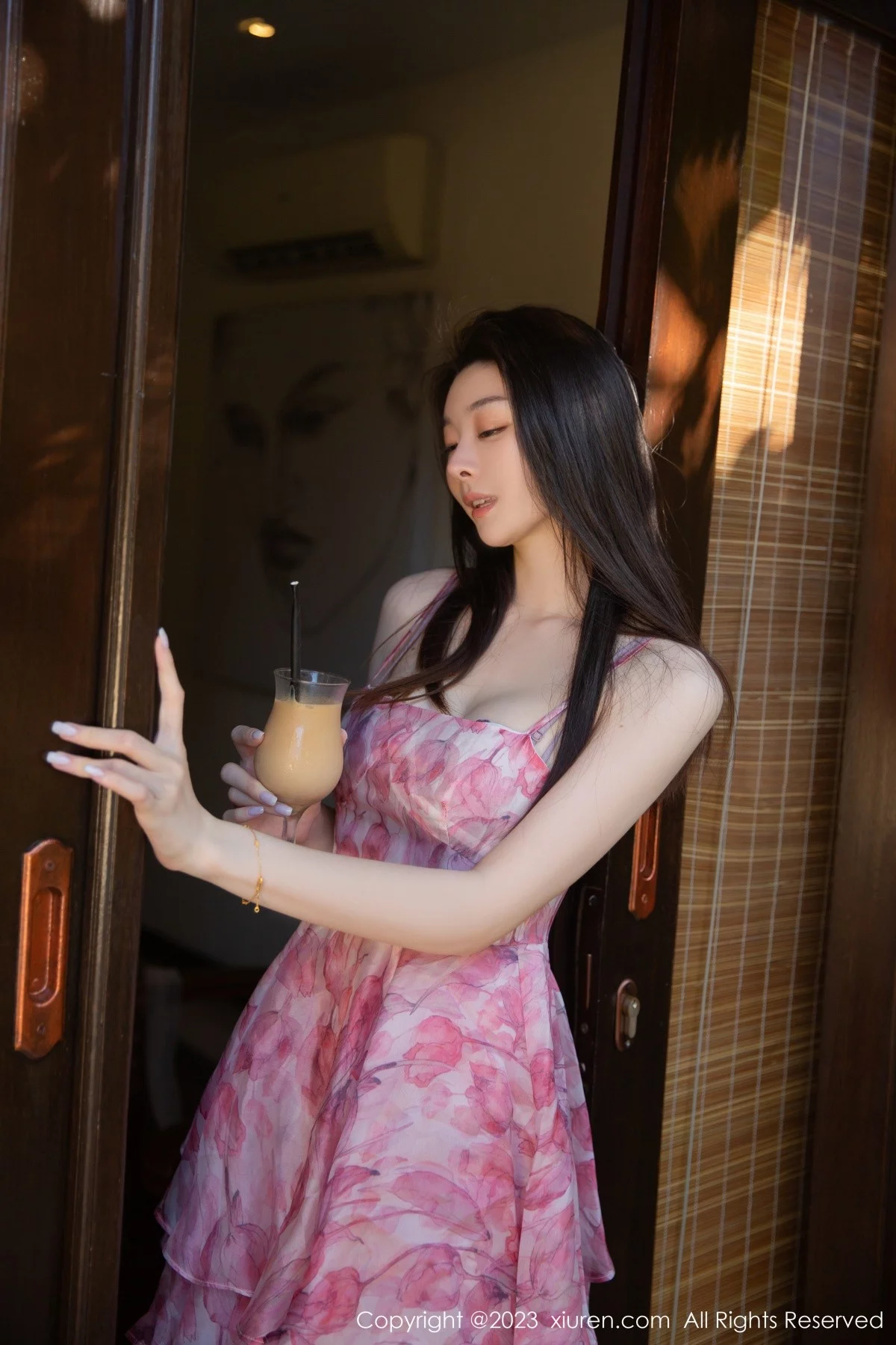 XiuRen第7006期_模特是小逗逗性感花色吊带短裙配开档肉丝秀曼妙身姿诱惑写真80P