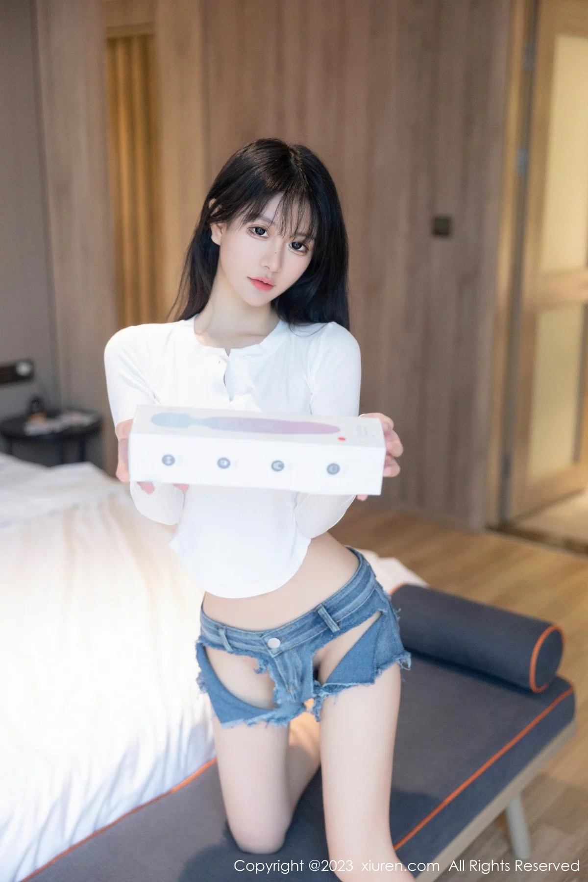 XiuRen第7010期_模特幼幼性感白色上衣配破烂牛仔短裤秀完美身材撩人诱惑写真88P