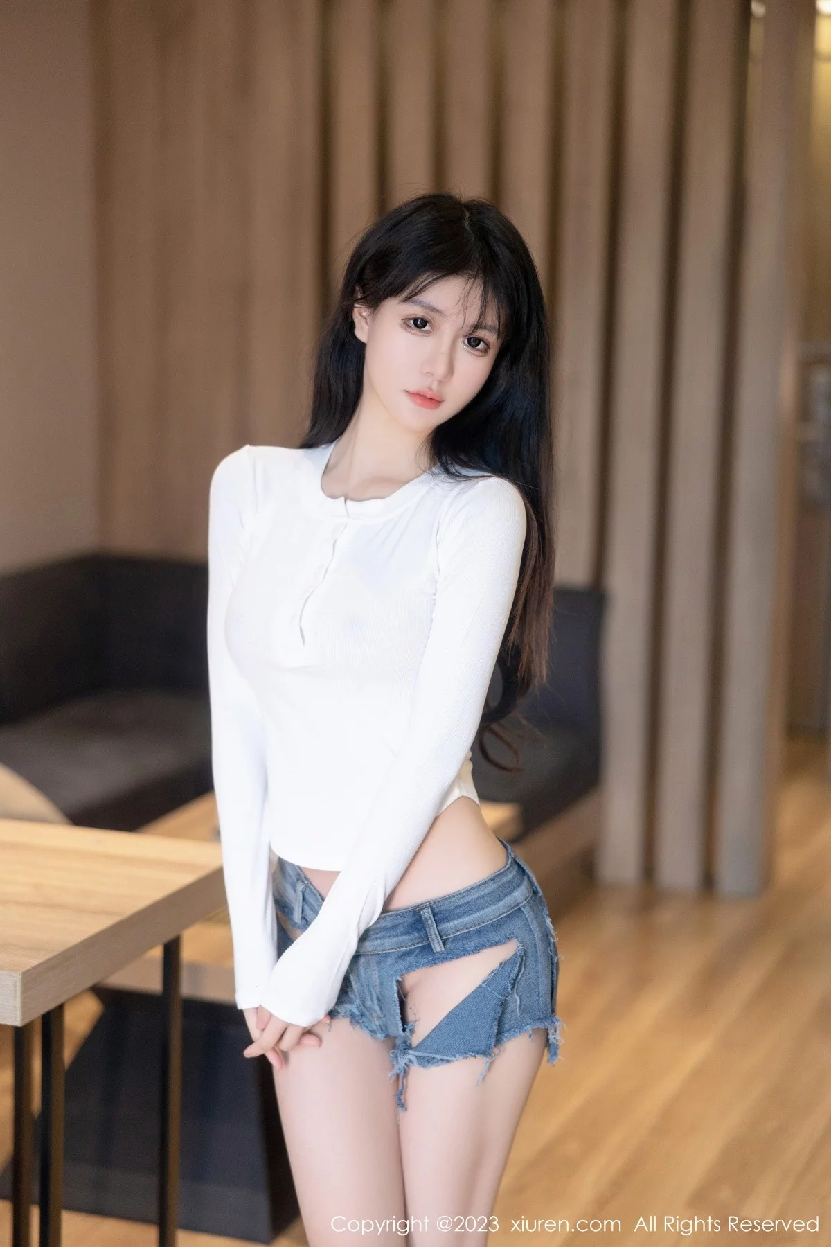 XiuRen第7010期_模特幼幼性感白色上衣配破烂牛仔短裤秀完美身材撩人诱惑写真88P