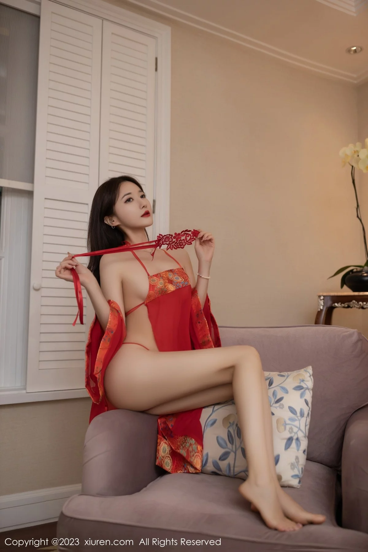 XiuRen第7008期_模特鱼子酱Fish性感红色丝绸服饰半脱秀曼妙身姿迷人诱惑写真80P