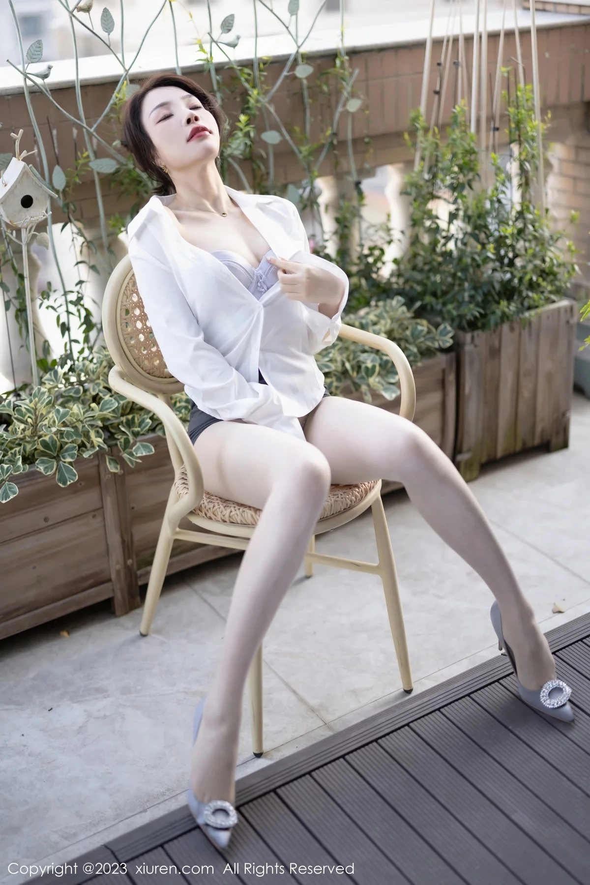 XiuRen第7002期_女神徐莉芝Booty白上衣配灰短裙露浅色内衣秀曼妙身姿诱惑写真84P
